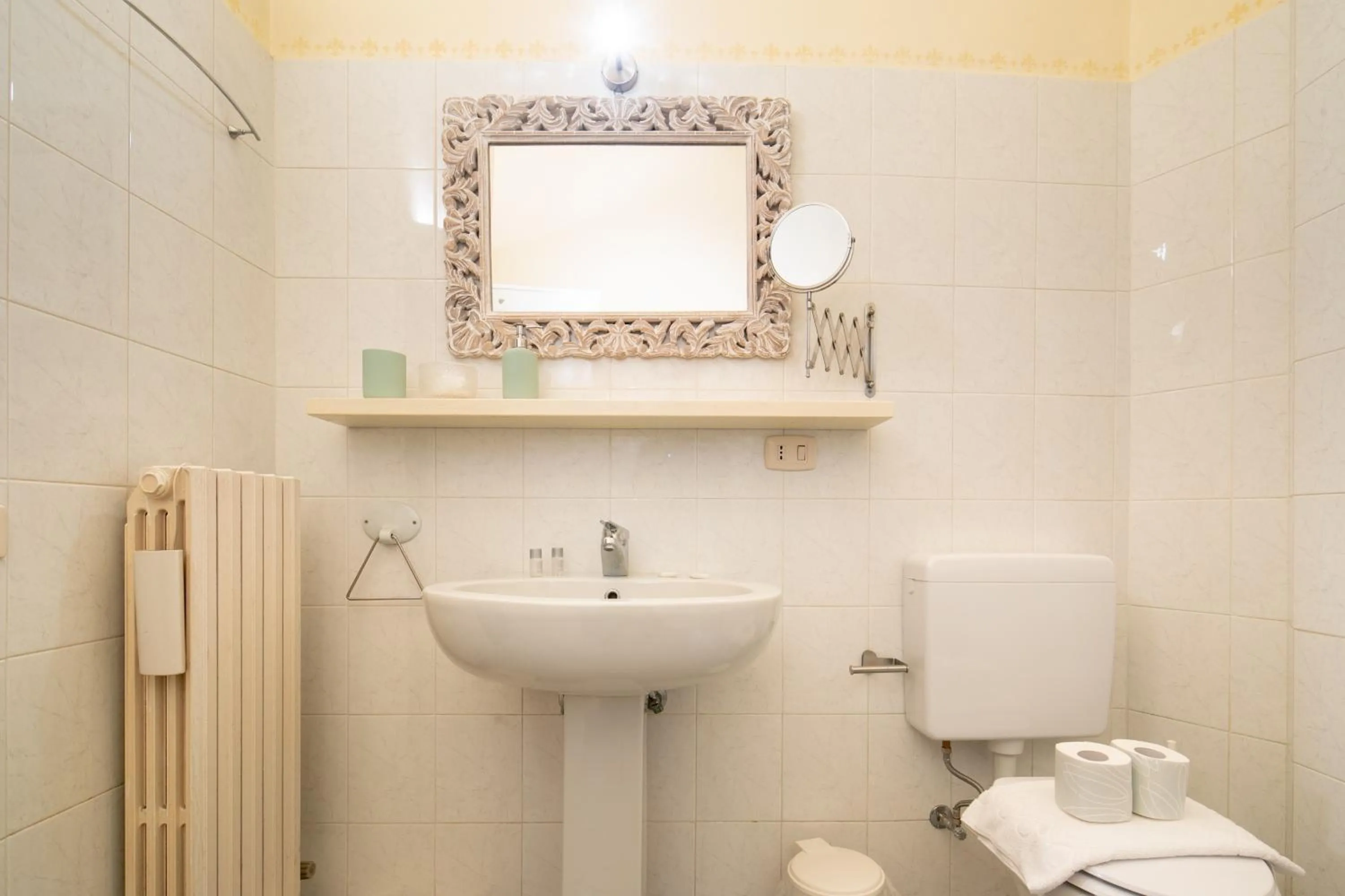 Toilet in Romantic Pitti by Mmega