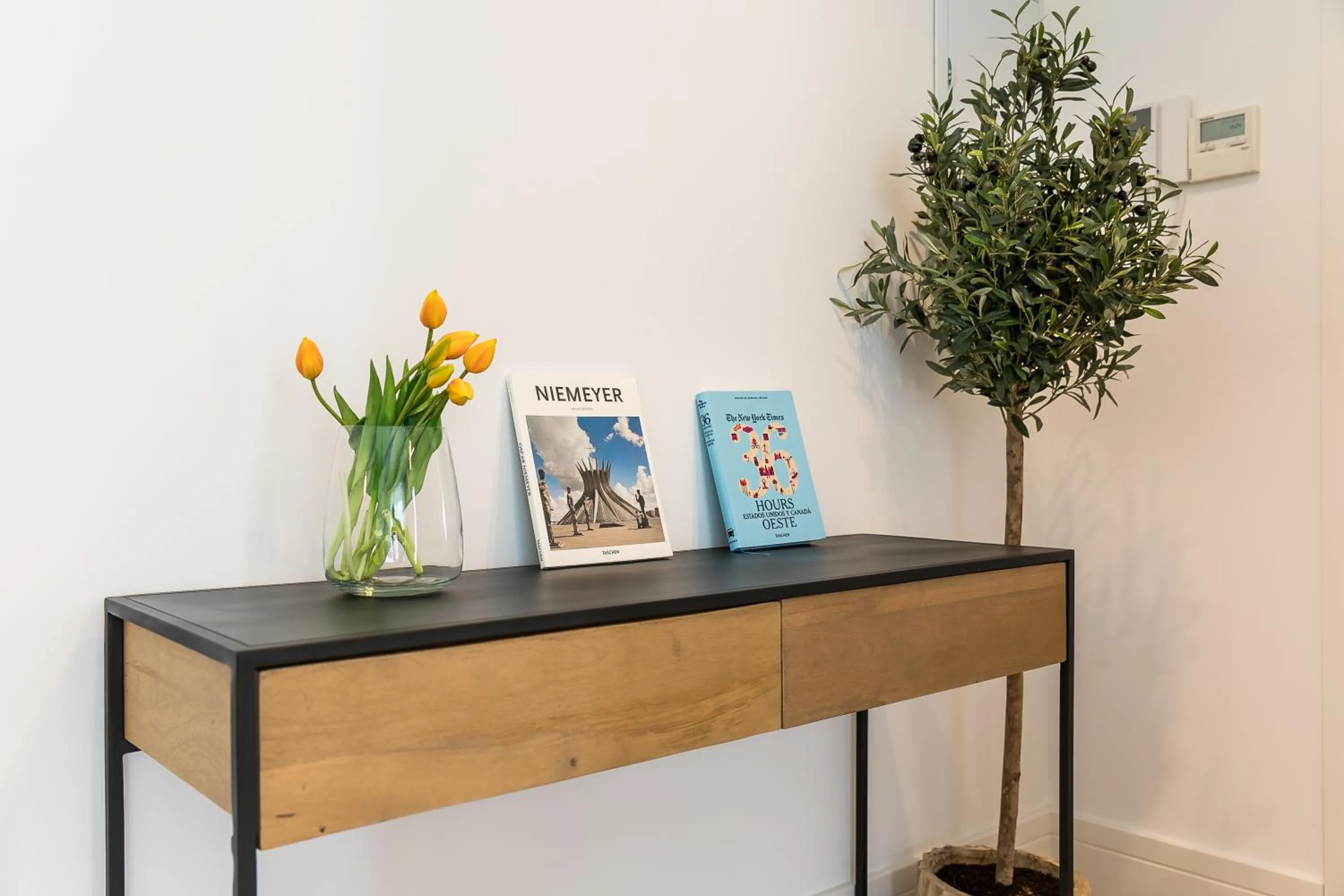 Seating area in Feelathome Waldorf Suites Apartments