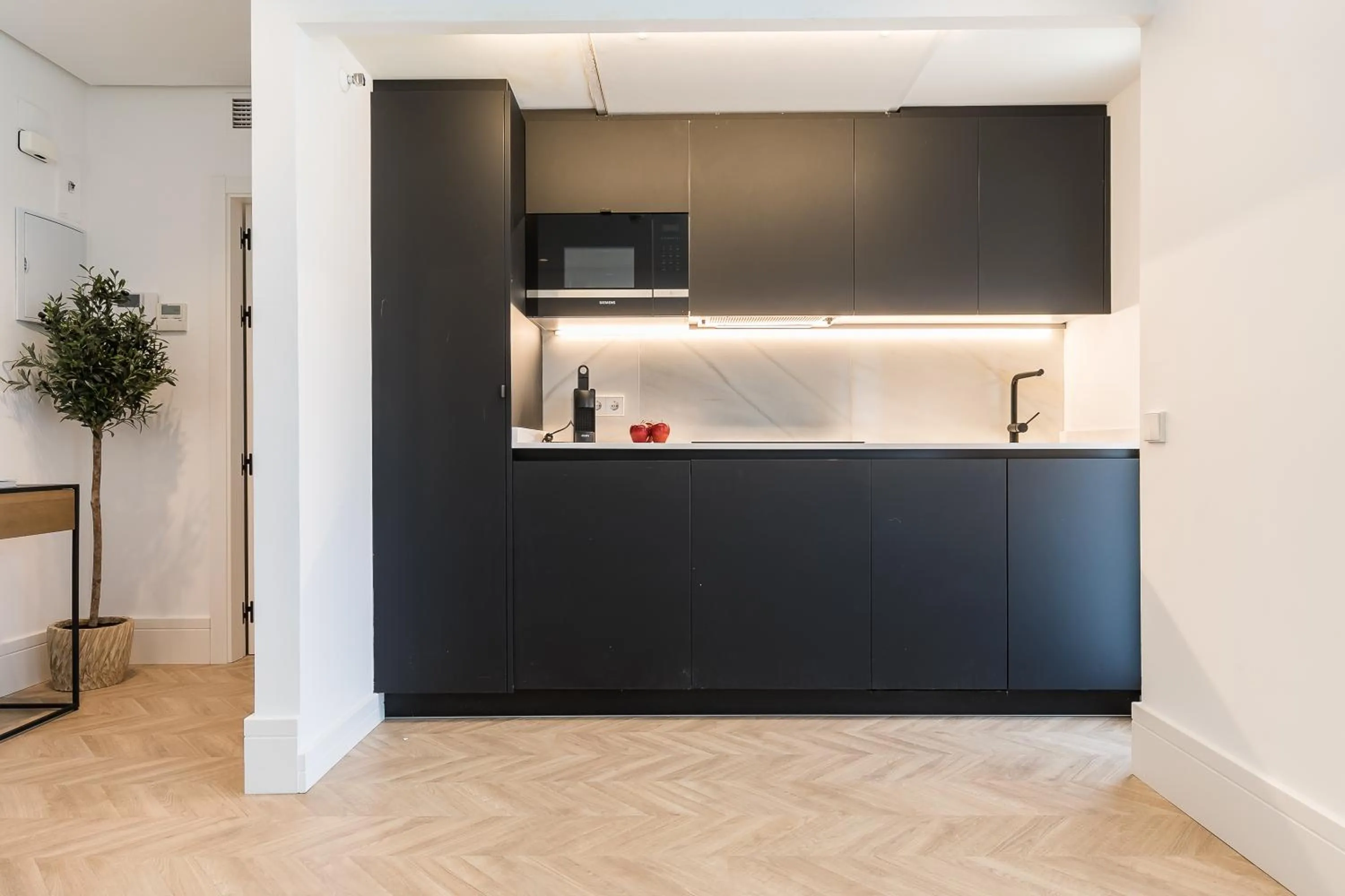 Kitchen or kitchenette in Feelathome Waldorf Suites Apartments