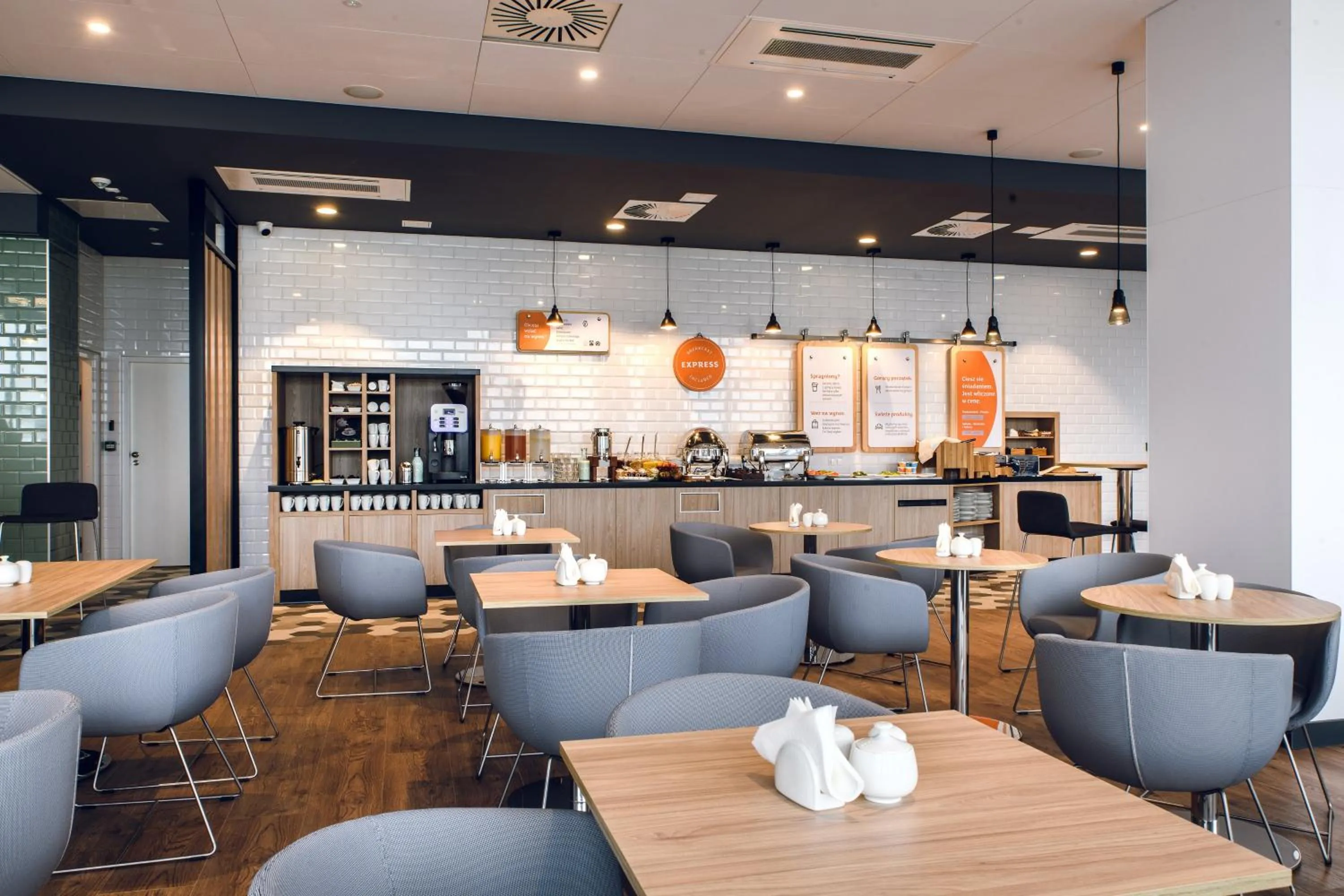 Restaurant/places to eat in Holiday Inn Express - Rzeszow Airport by IHG