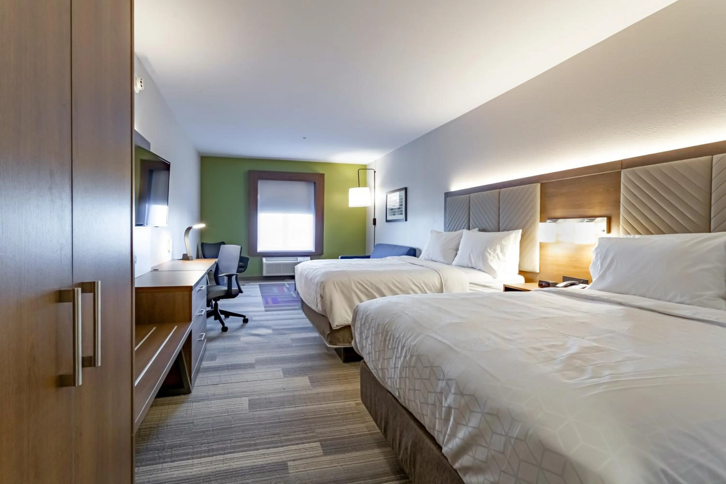 Photo of the whole room, Bed in Holiday Inn Express & Suites - Columbus - Worthington by IHG