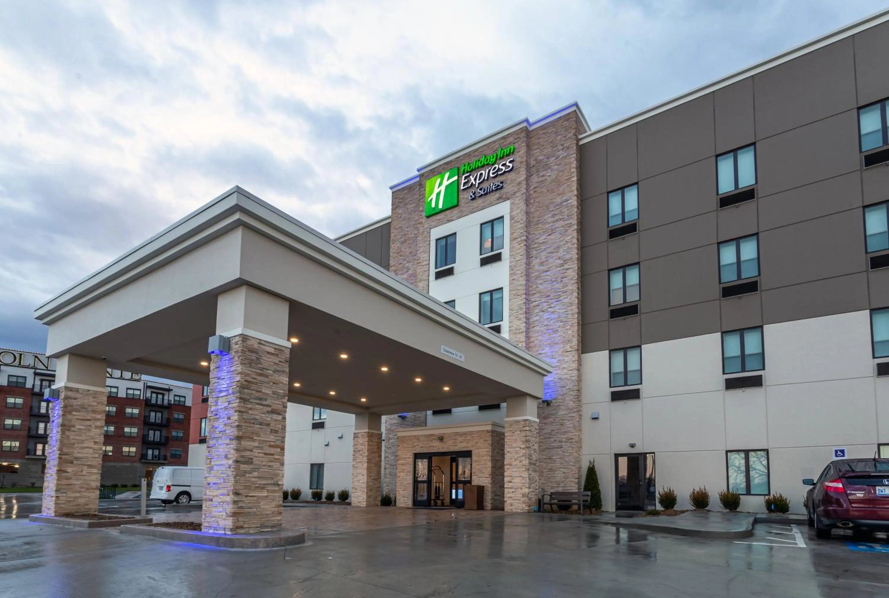 Property building in Holiday Inn Express & Suites - Columbus - Worthington by IHG