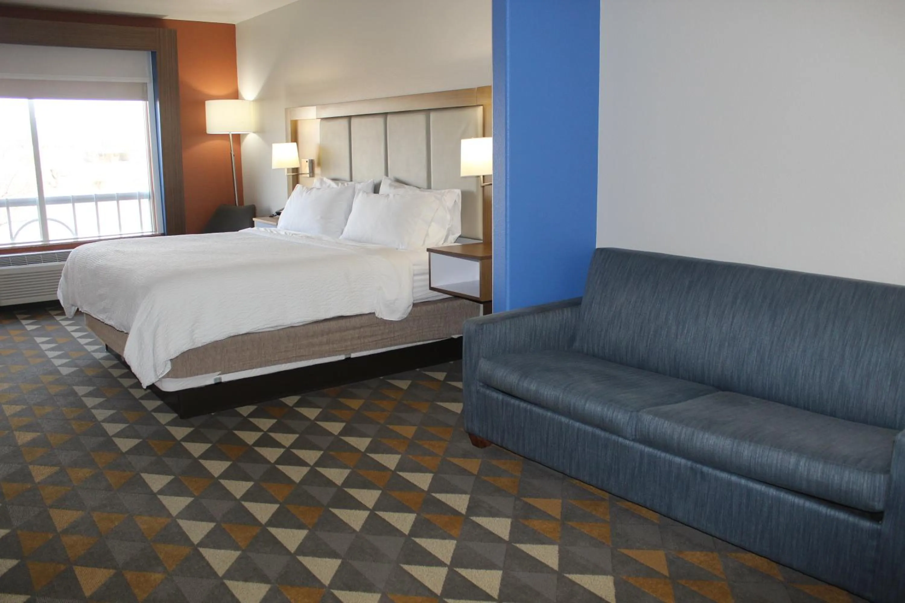 Bed in Holiday Inn Express & Suites - Beloit by IHG