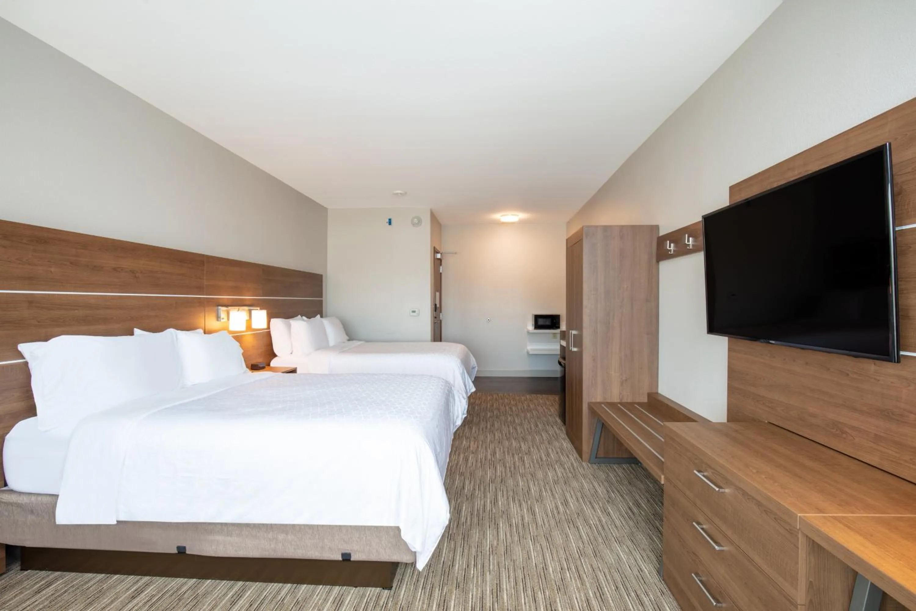 Photo of the whole room, Bed in Holiday Inn Express & Suites - Beloit by IHG