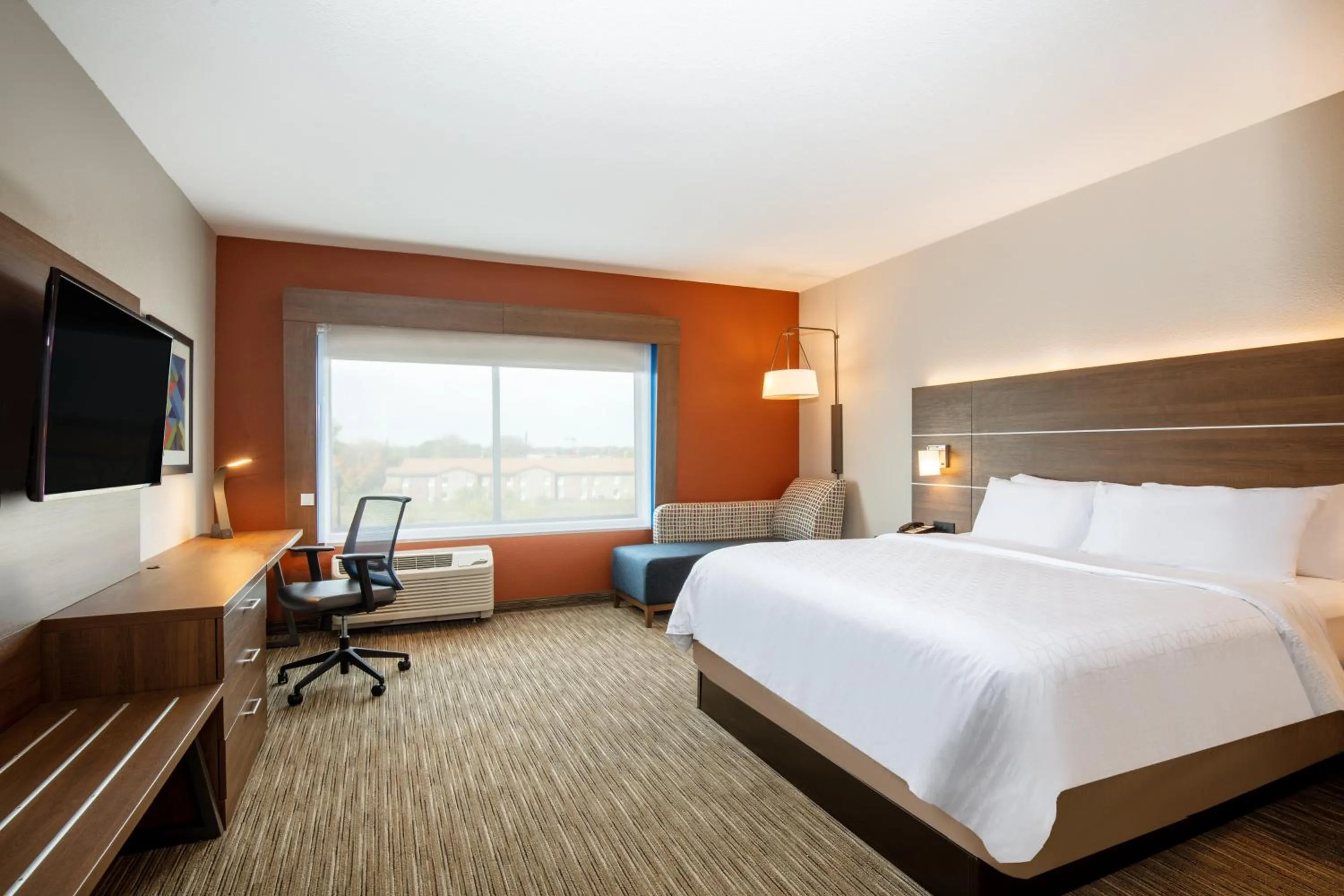 Photo of the whole room, Bed in Holiday Inn Express & Suites - Beloit by IHG