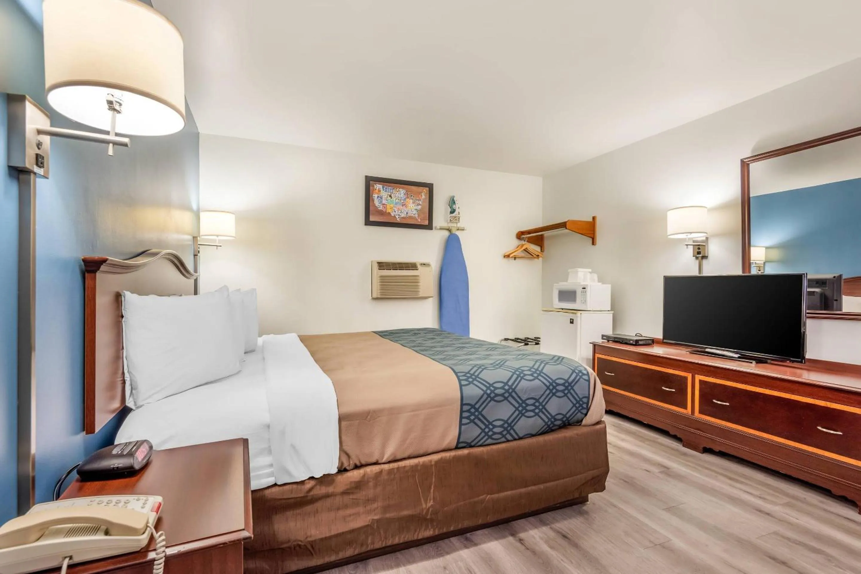 Bedroom, Bed in Econo Lodge Saint Albans