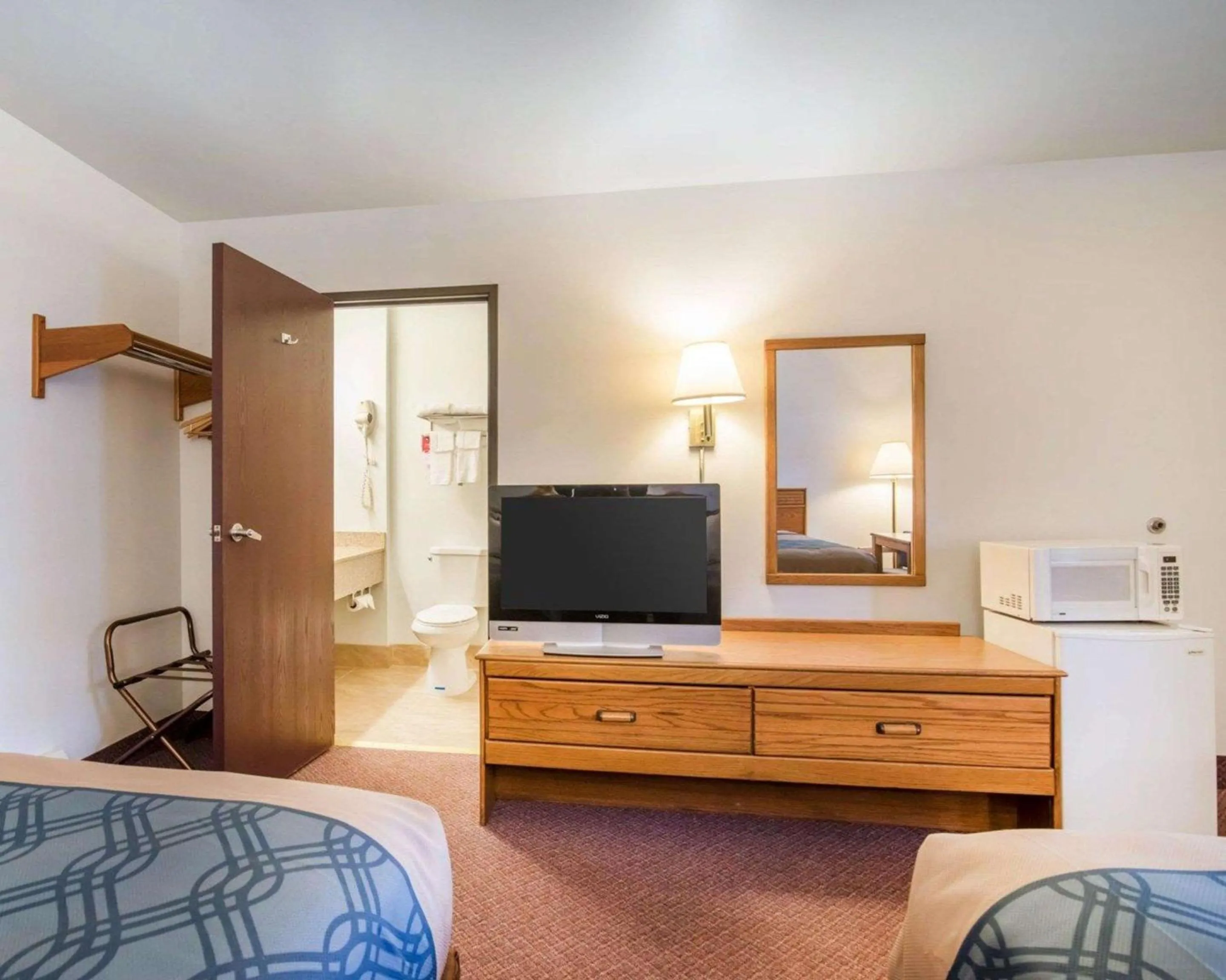 Photo of the whole room in Econo Lodge