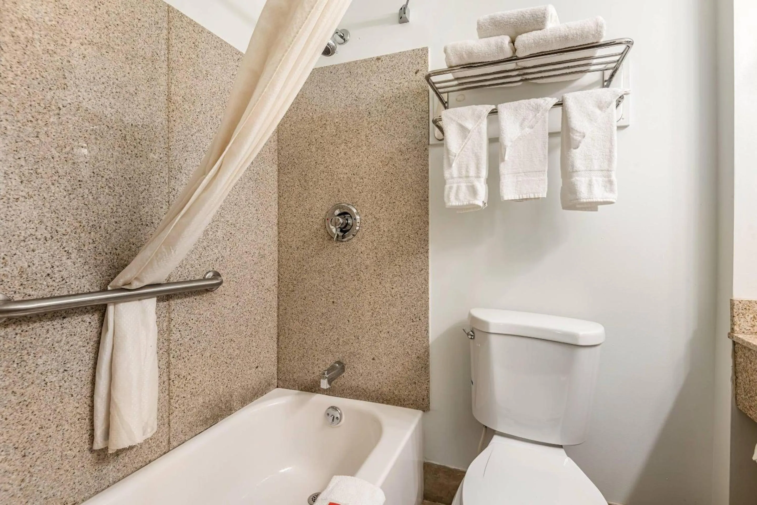 Bedroom in Econo Lodge Saint Albans