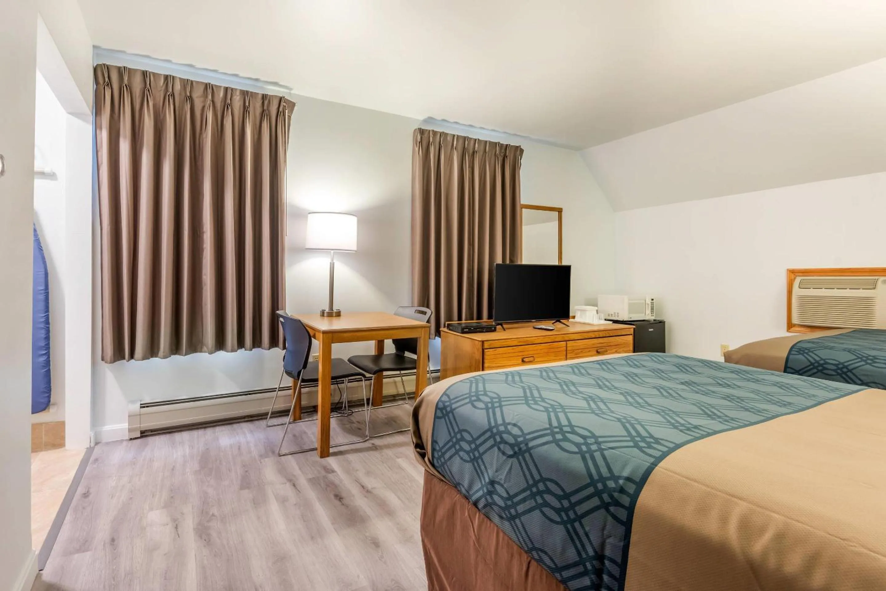 Bedroom, Bed in Econo Lodge Saint Albans