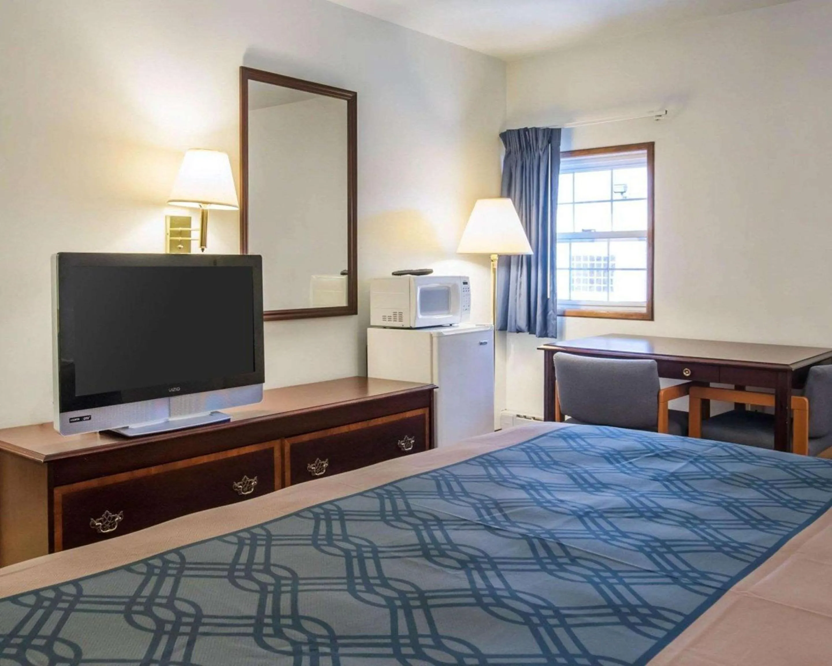 Photo of the whole room in Econo Lodge