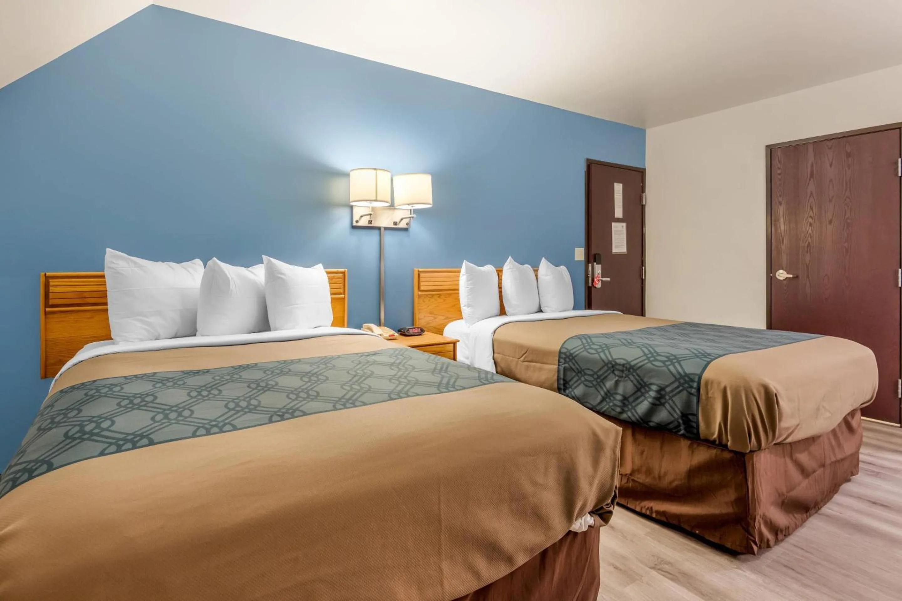 Bedroom, Bed in Econo Lodge Saint Albans