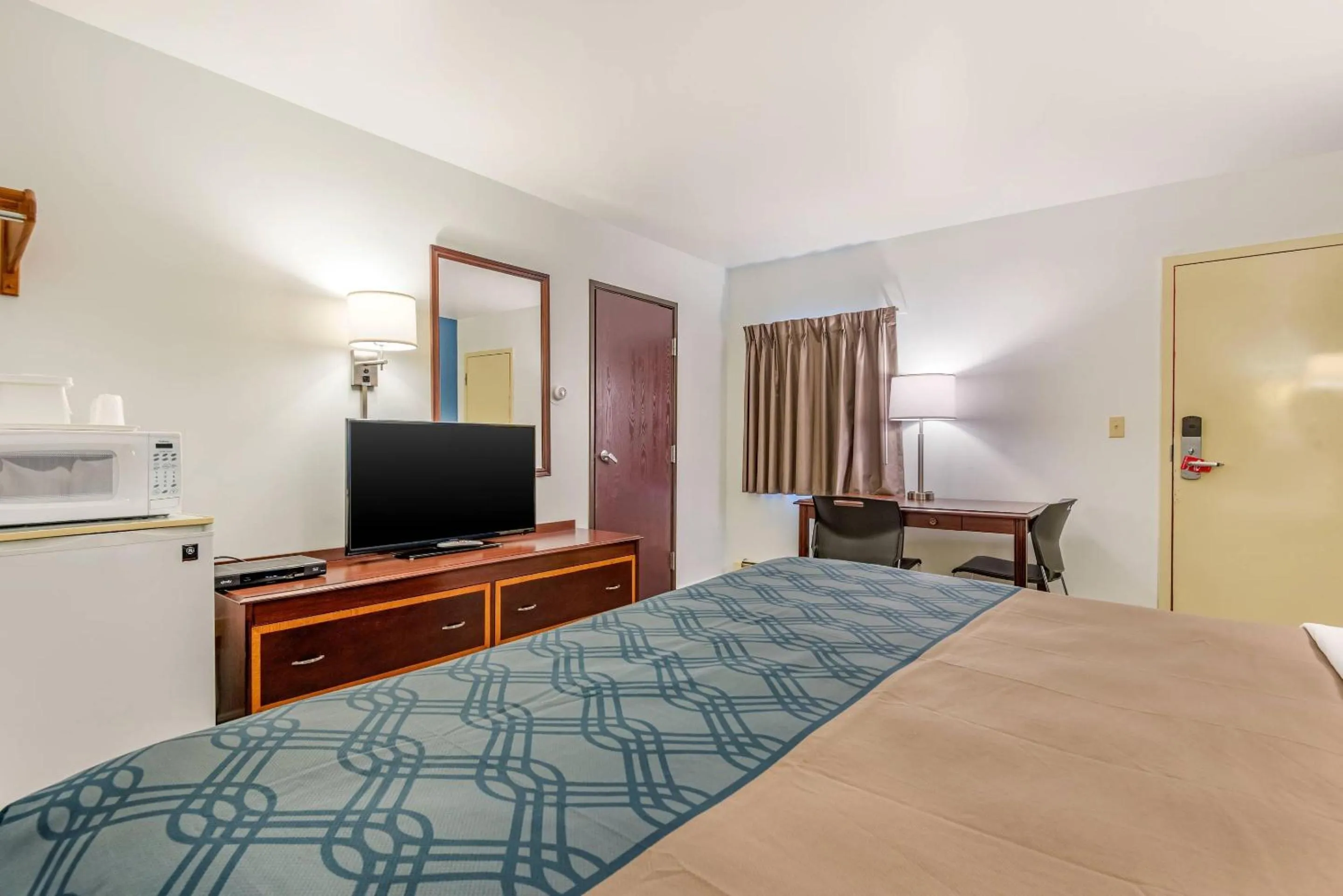 Bedroom, Bed in Econo Lodge Saint Albans