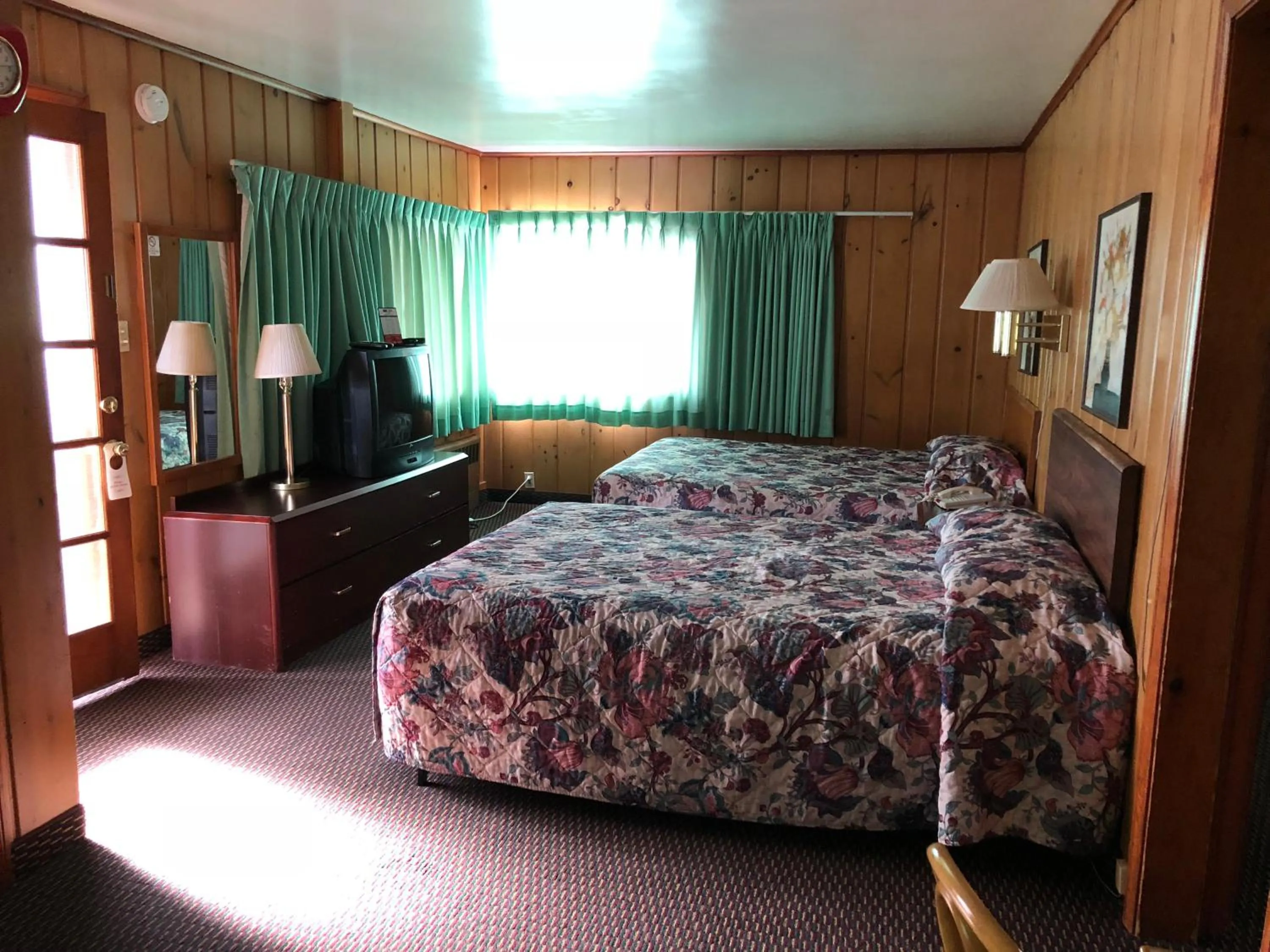 Bed in Sun N Snow Hotel