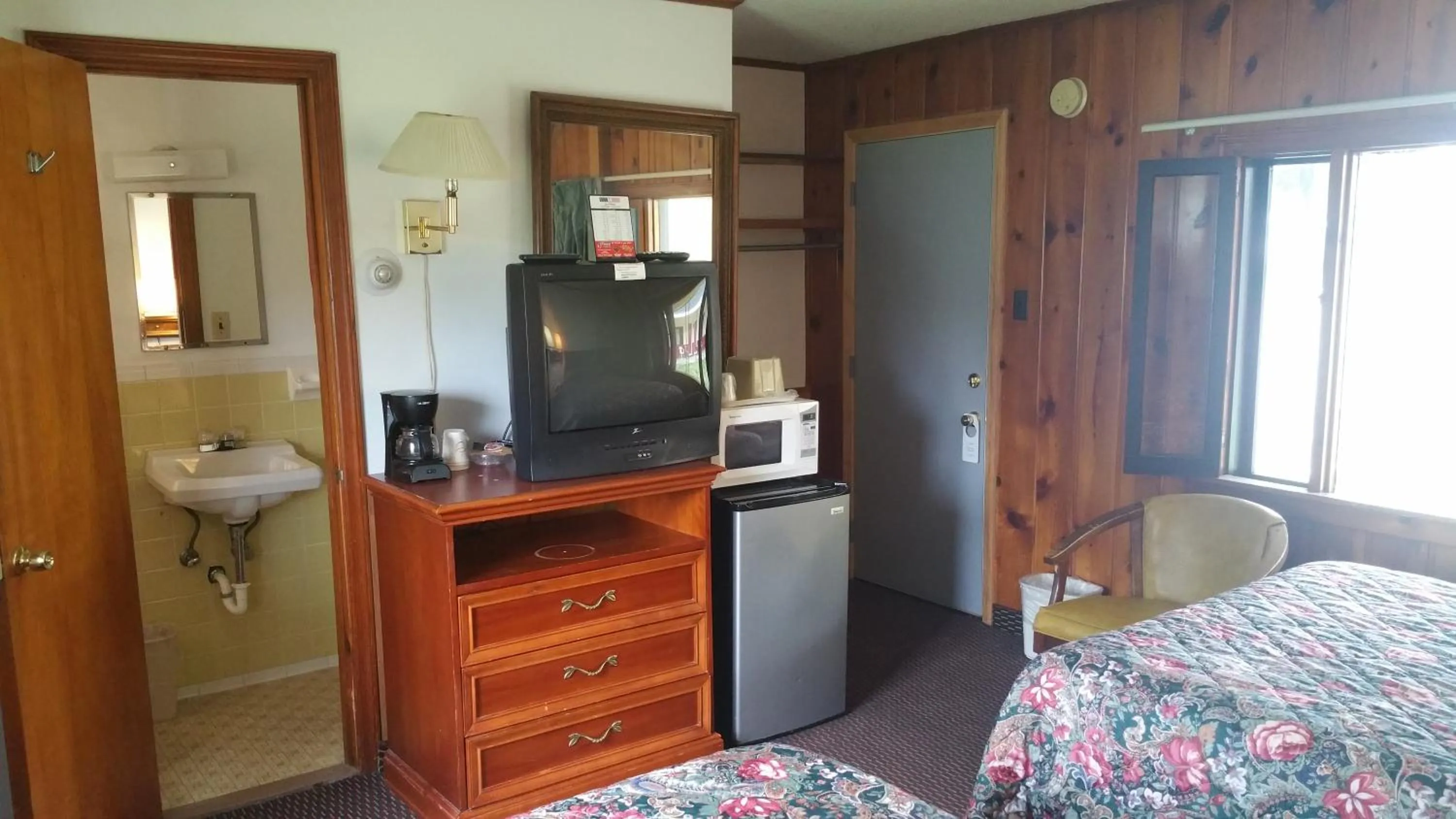 Property building, Bed in Sun N Snow Hotel