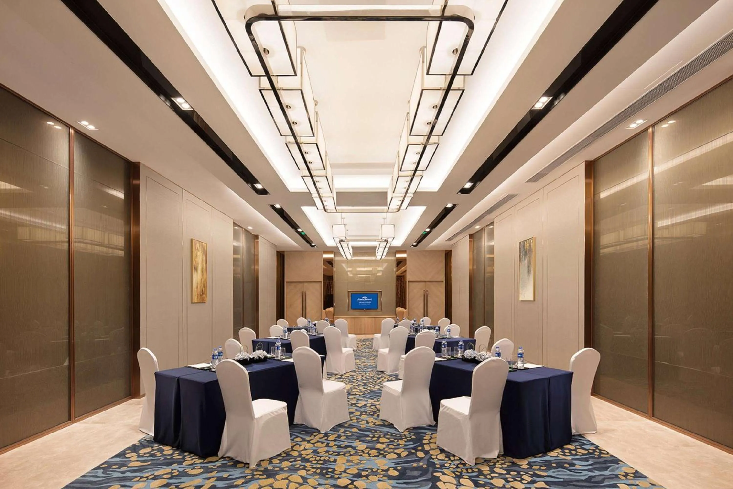 Meeting/conference room in Howard Johnson by Wyndham Jimei Lake Plaza Xiamen