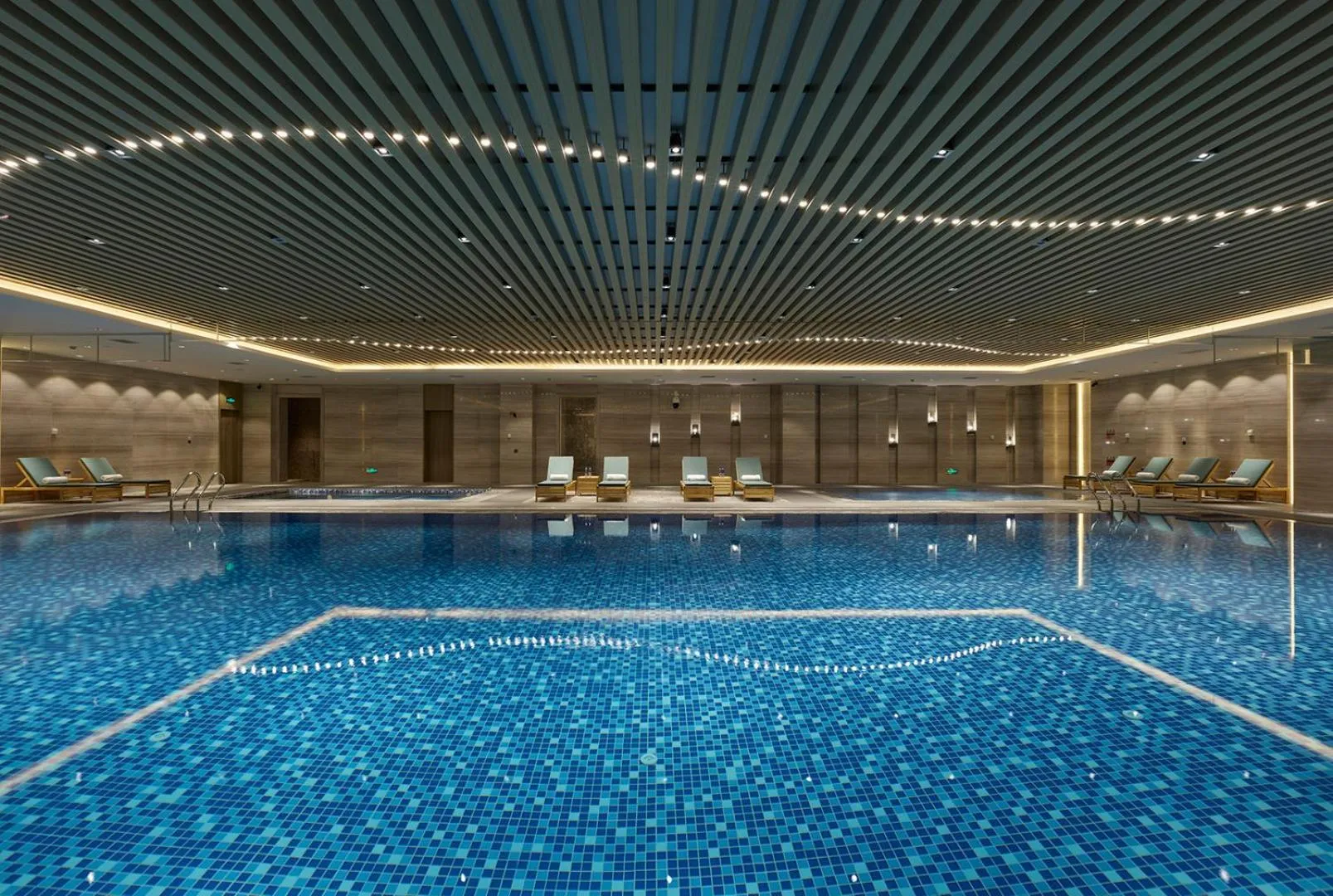 Swimming pool in Howard Johnson by Wyndham Jimei Lake Plaza Xiamen