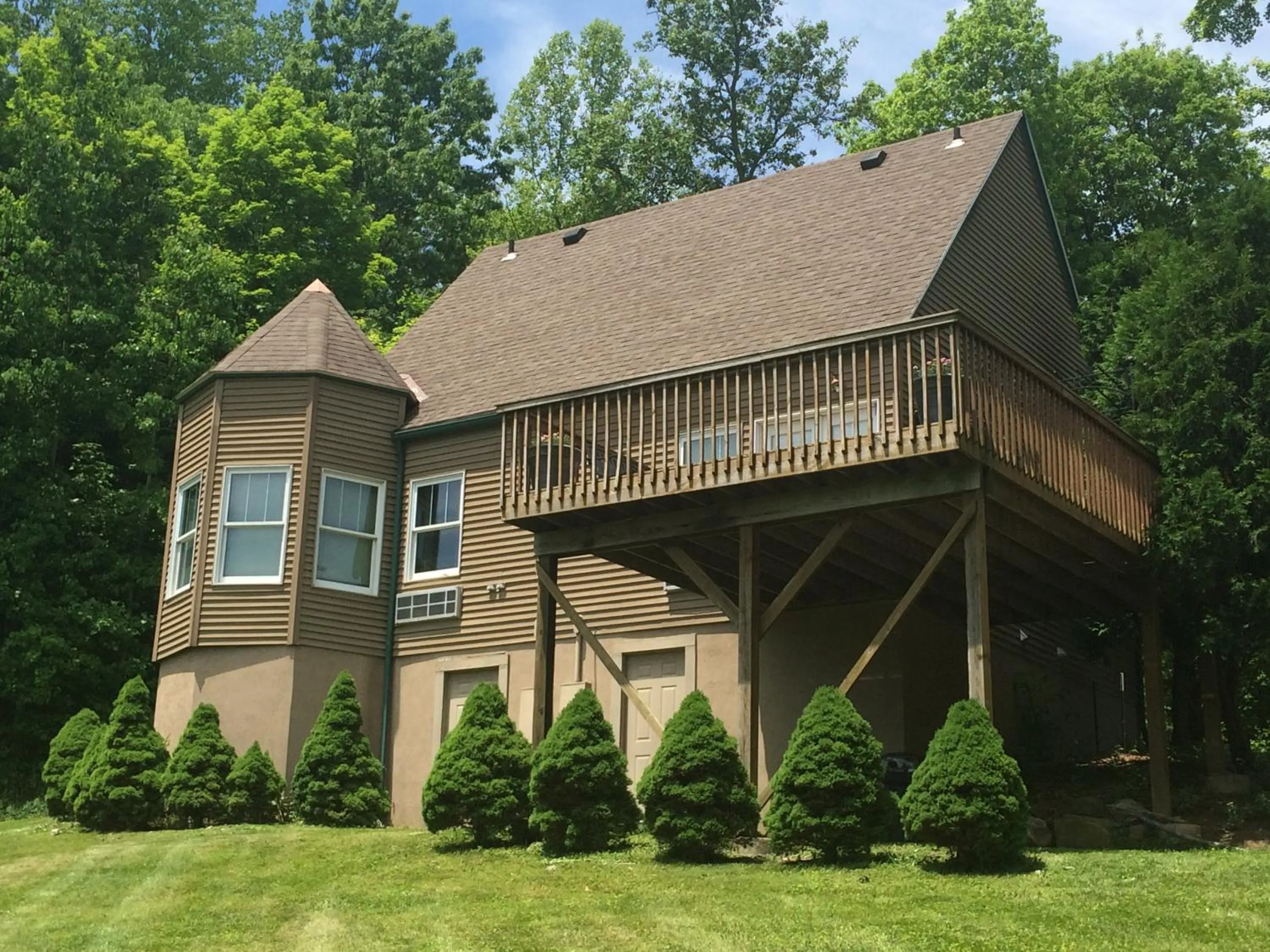 Spruce Hill Inn & Cottages