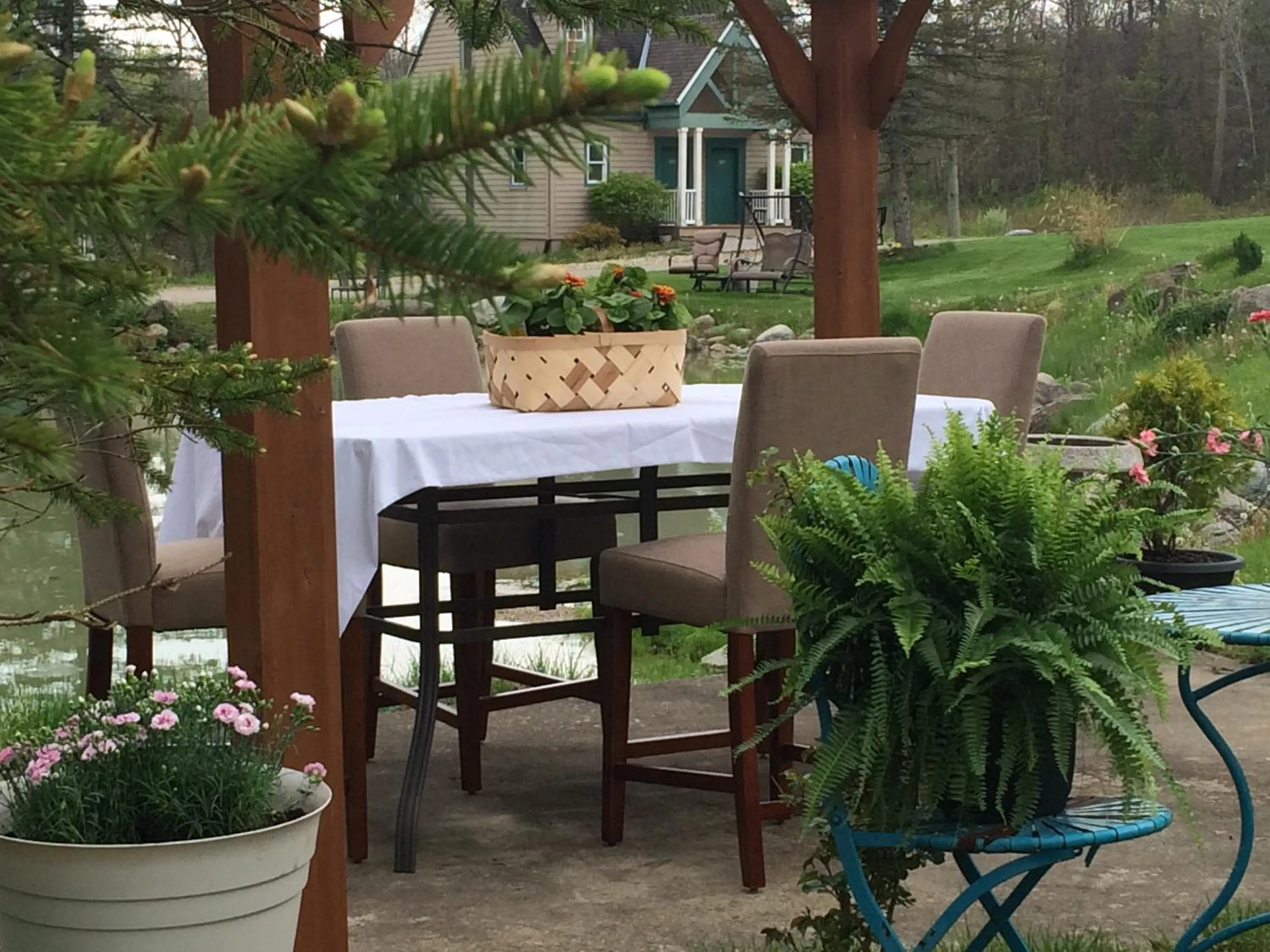 Spruce Hill Inn & Cottages