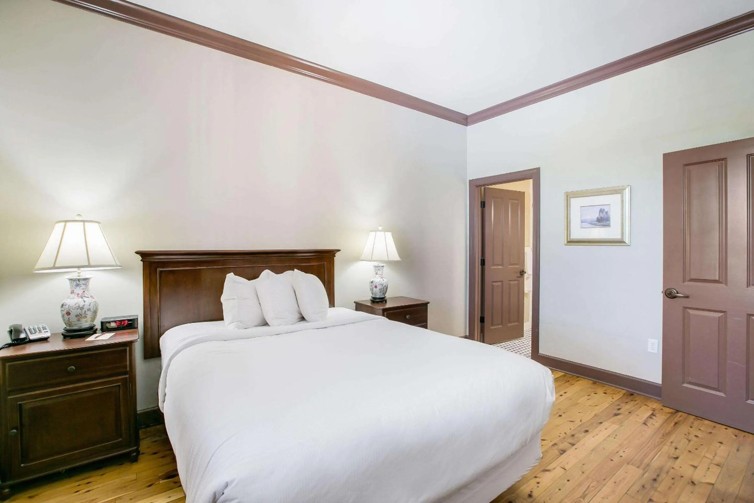 Bed in Water Street Hotel & Marina, an Ascend Collection Hotel