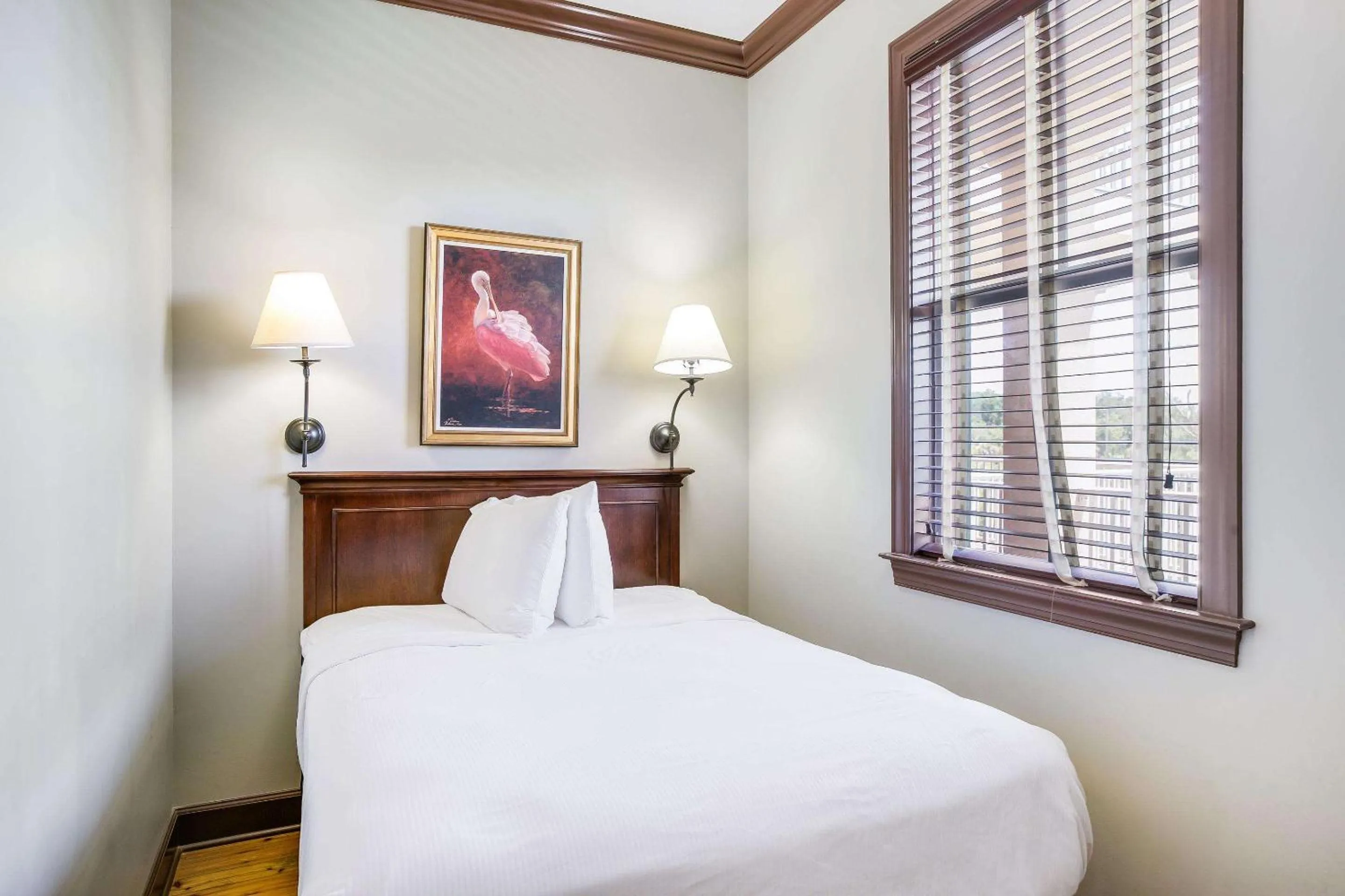 Photo of the whole room, Bed in Water Street Hotel & Marina, an Ascend Collection Hotel