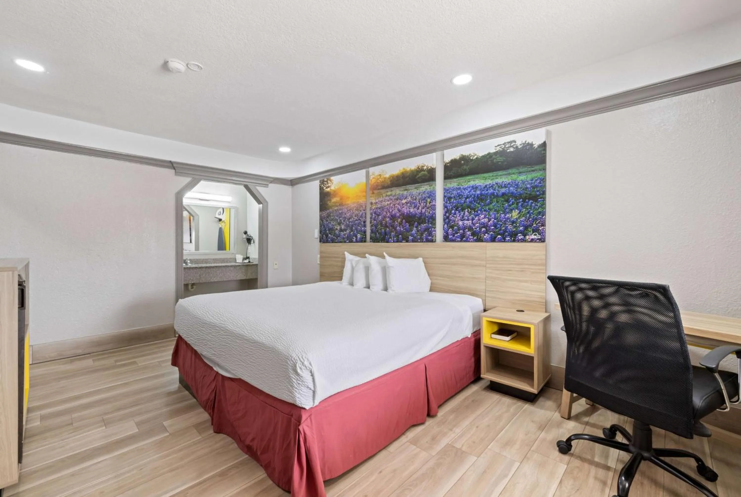 Photo of the whole room, Bed in Days Inn by Wyndham Kenedy Karnes City