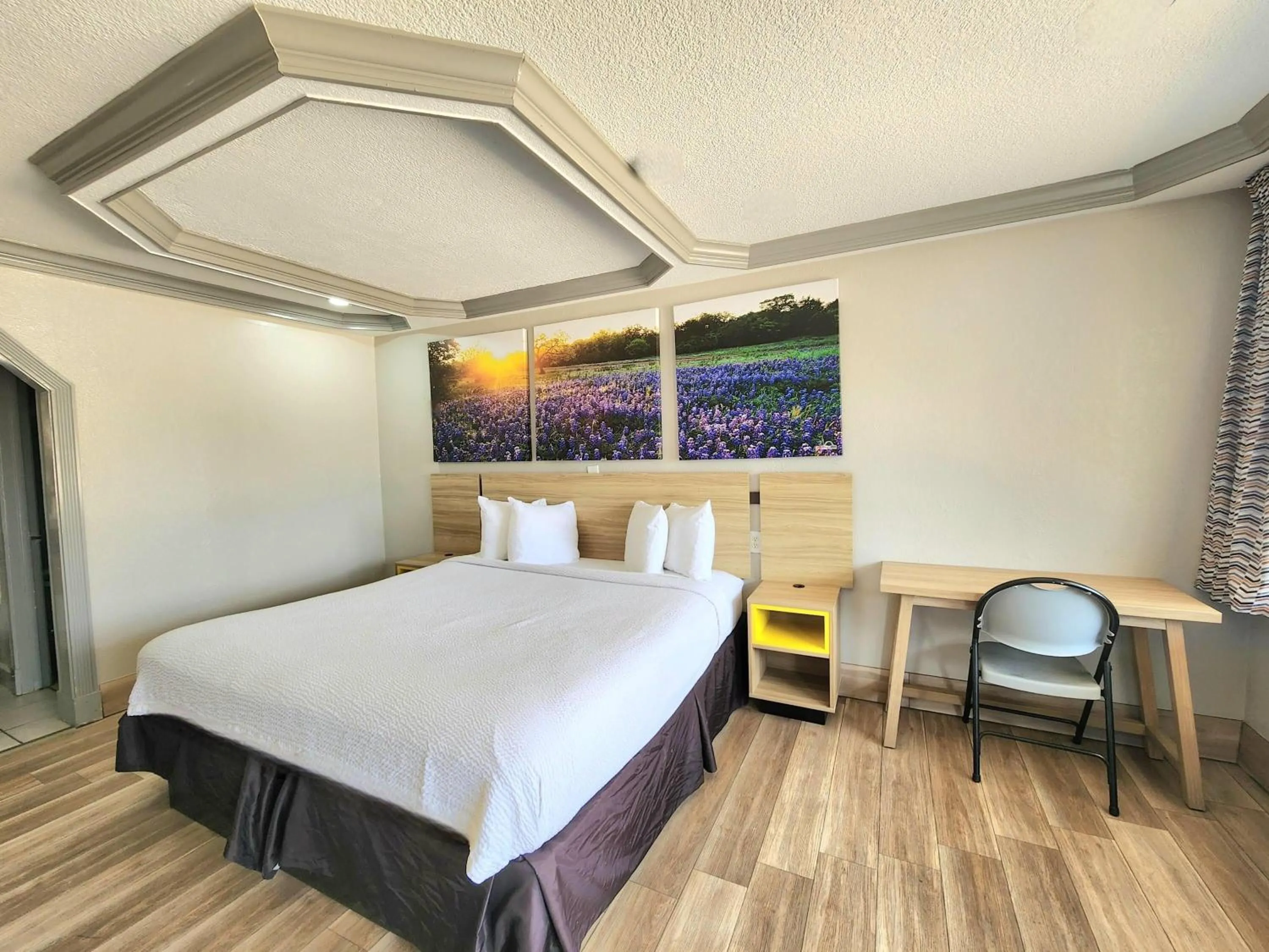 Photo of the whole room, Bed in Days Inn by Wyndham Kenedy Karnes City