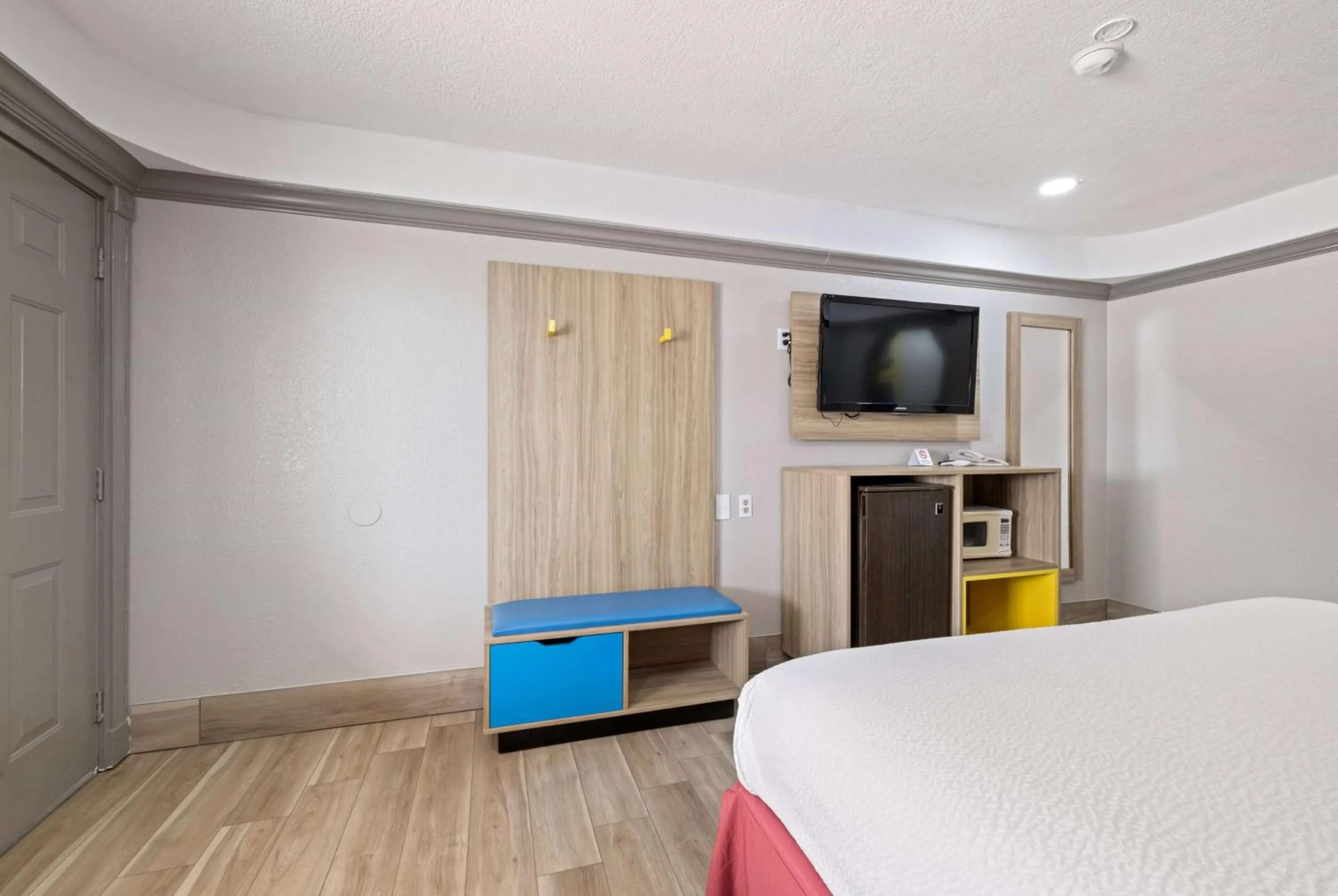 Photo of the whole room, Bed in Days Inn by Wyndham Kenedy Karnes City