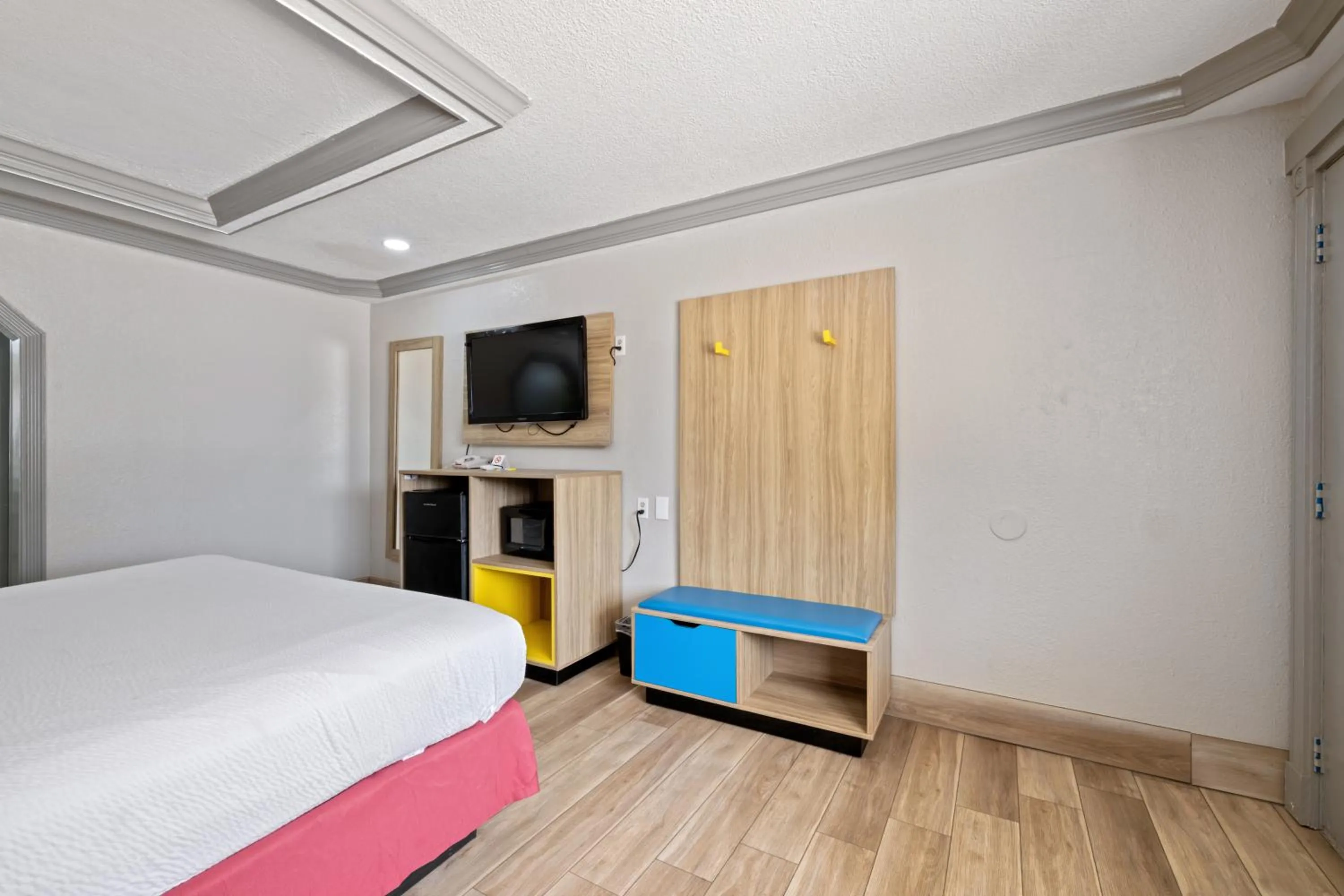 Communal lounge/ TV room, Bed in Days Inn by Wyndham Kenedy Karnes City