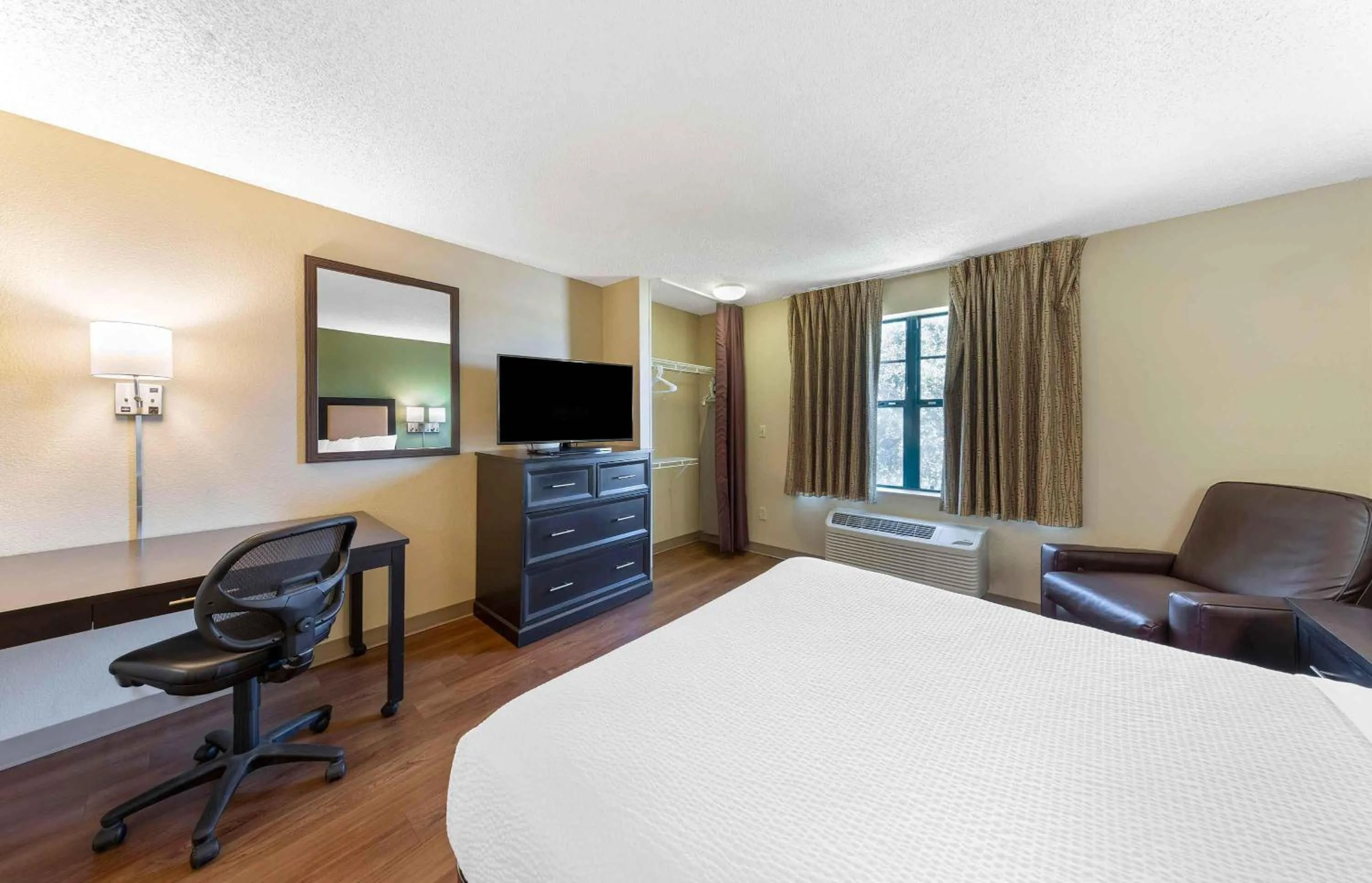 Bedroom, Bed in Extended Stay America Suites - Austin - Downtown - Town Lake