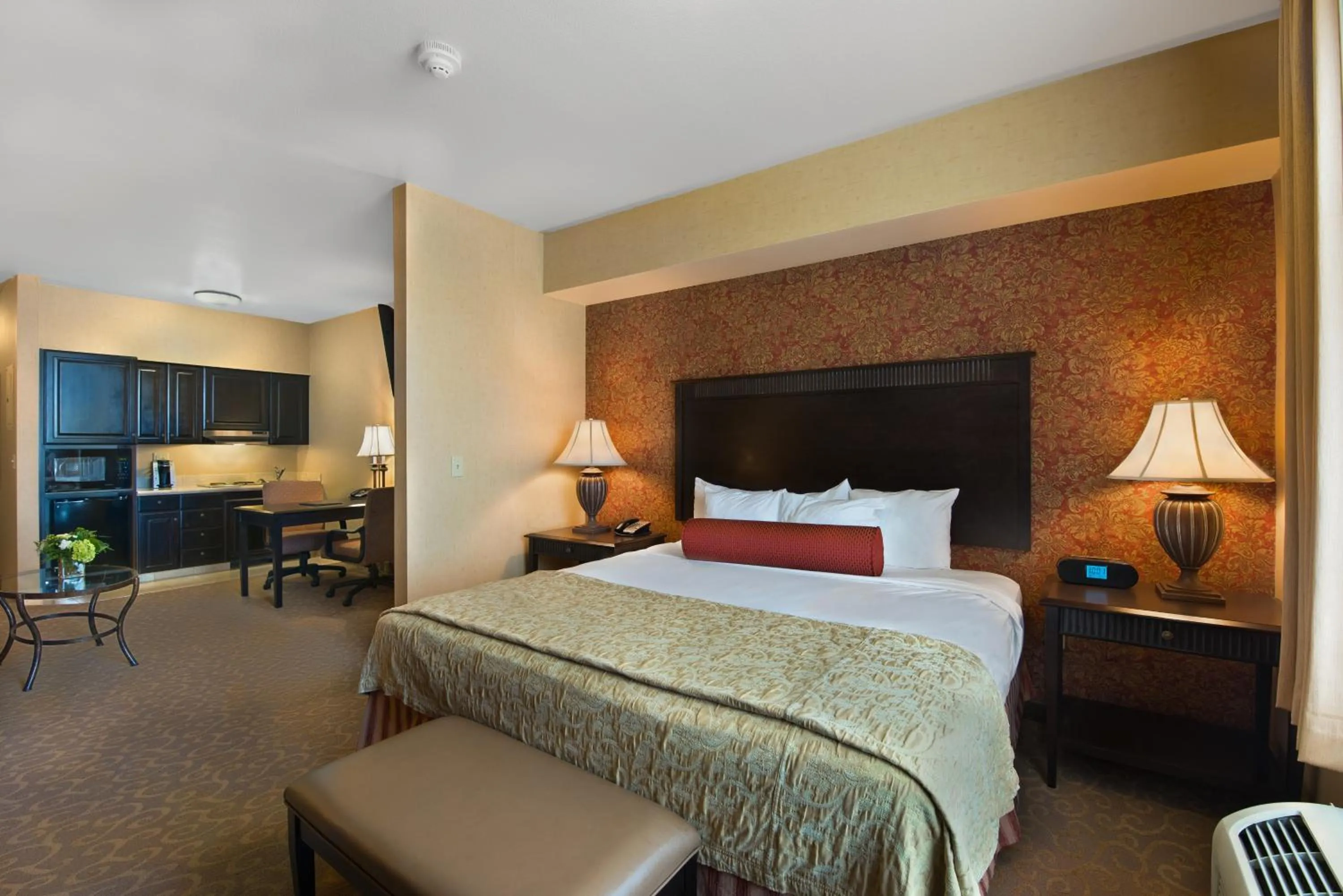 Photo of the whole room, Bed in Oxford Suites Boise