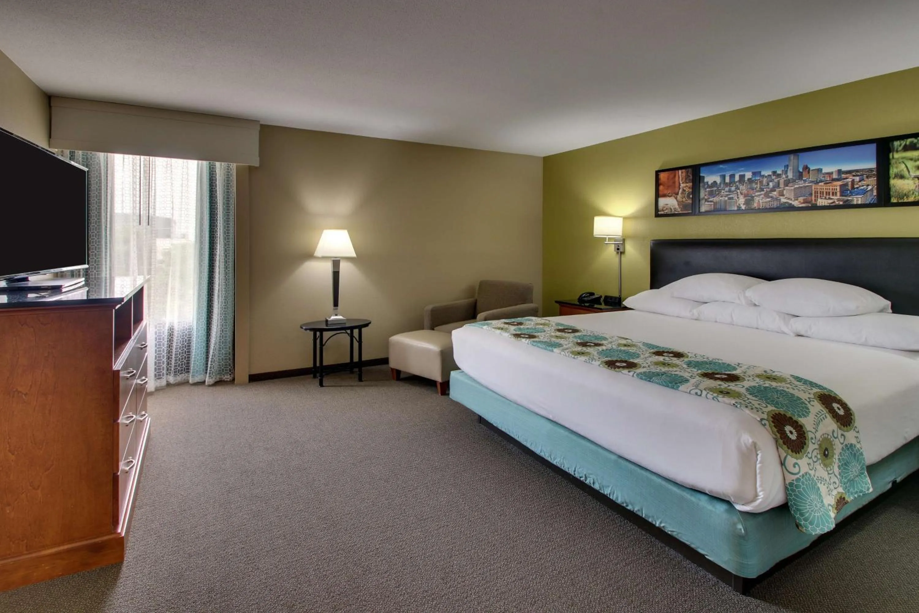 Photo of the whole room, Bed in Drury Inn & Suites Houston Galleria