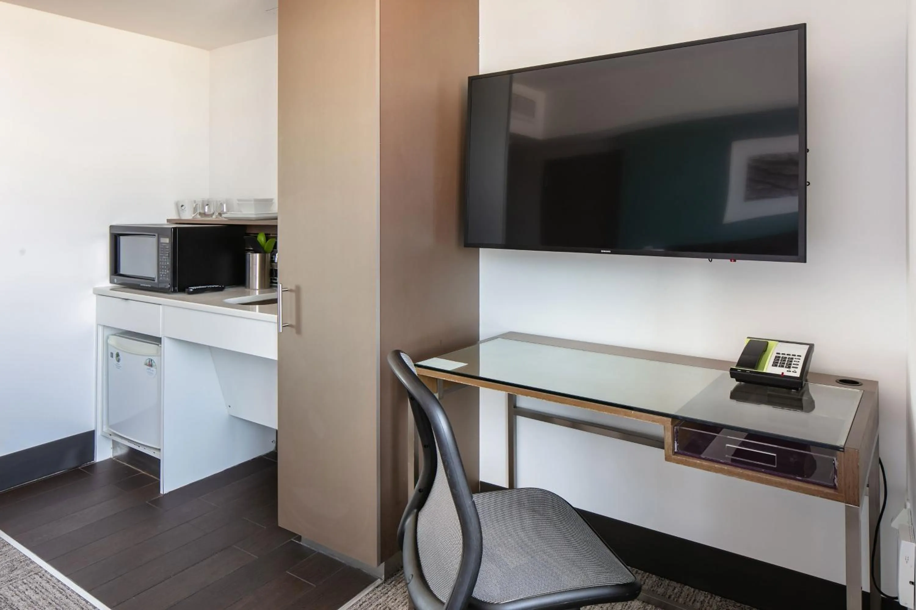 Photo of the whole room in Element Omaha Midtown Crossing