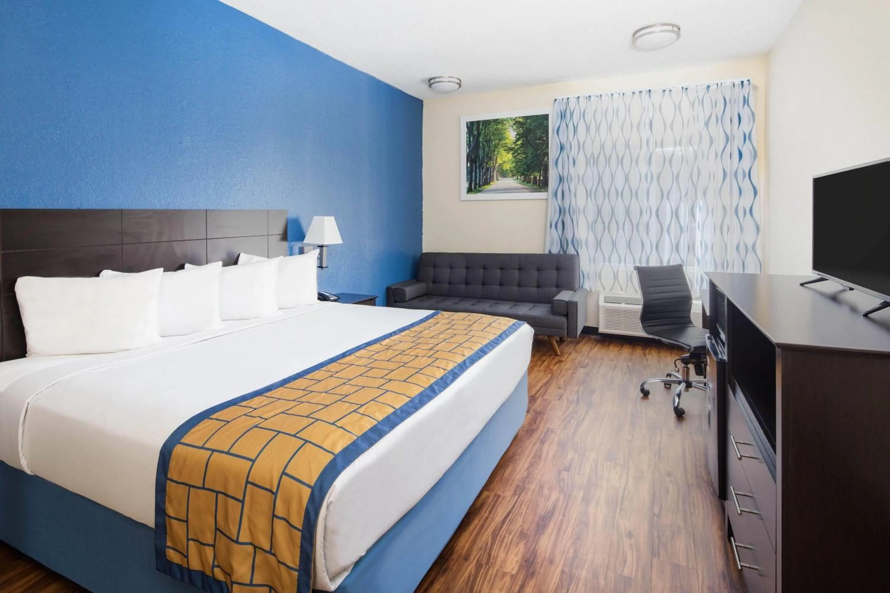 Photo of the whole room, Bed in Days Inn by Wyndham Macon I-75 North