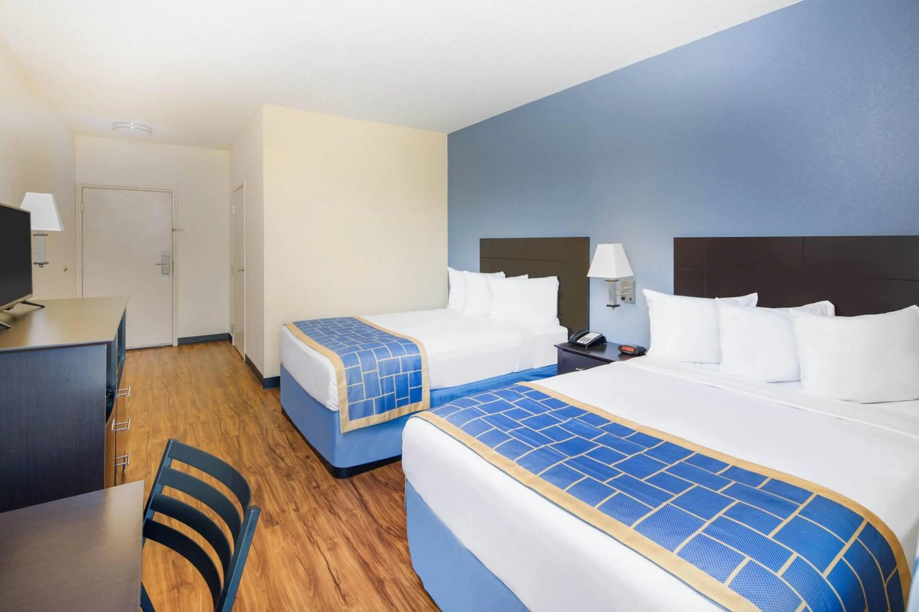 Photo of the whole room, Bed in Days Inn by Wyndham Macon I-75 North