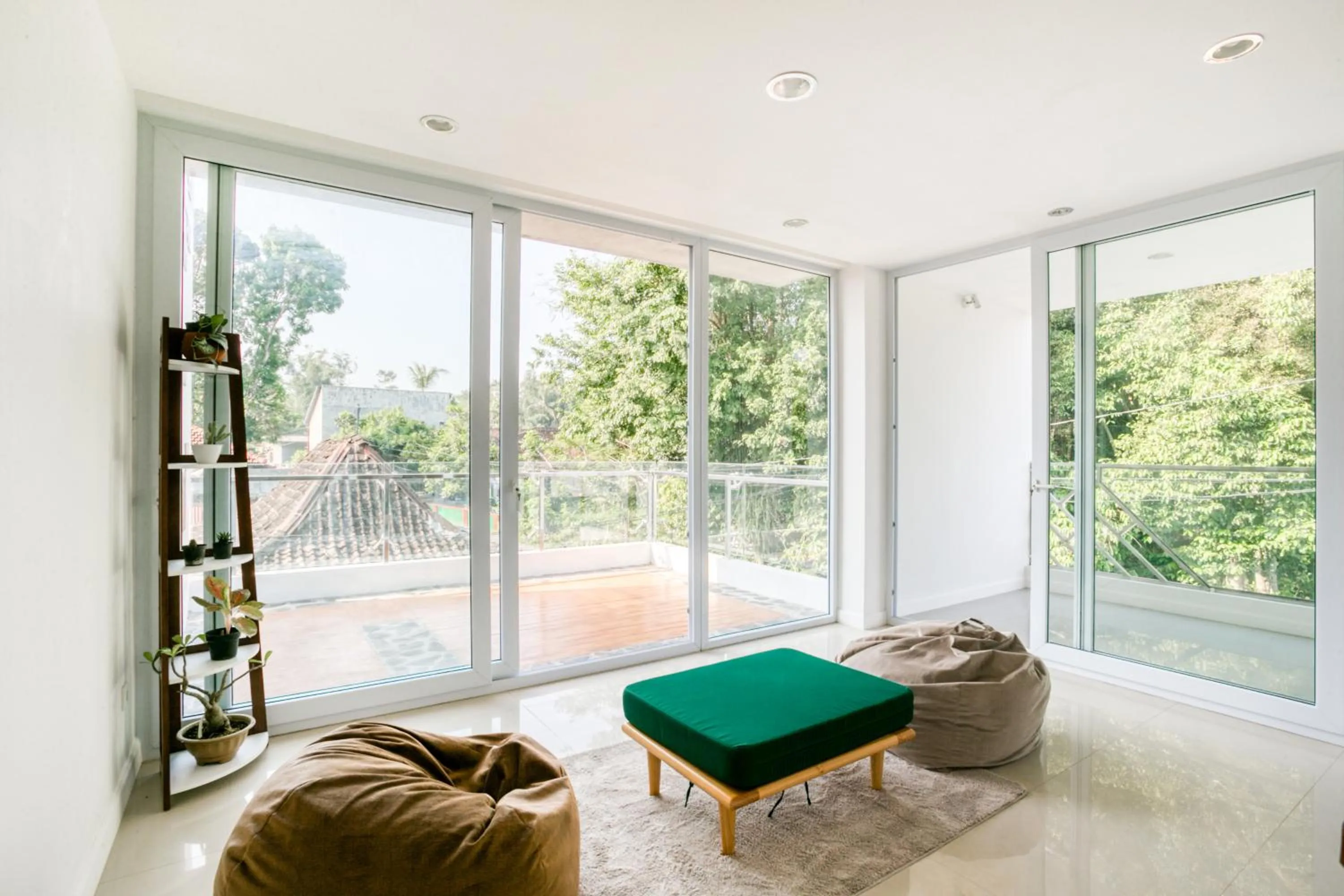 Seating area in RedDoorz near Universitas Islam Indonesia