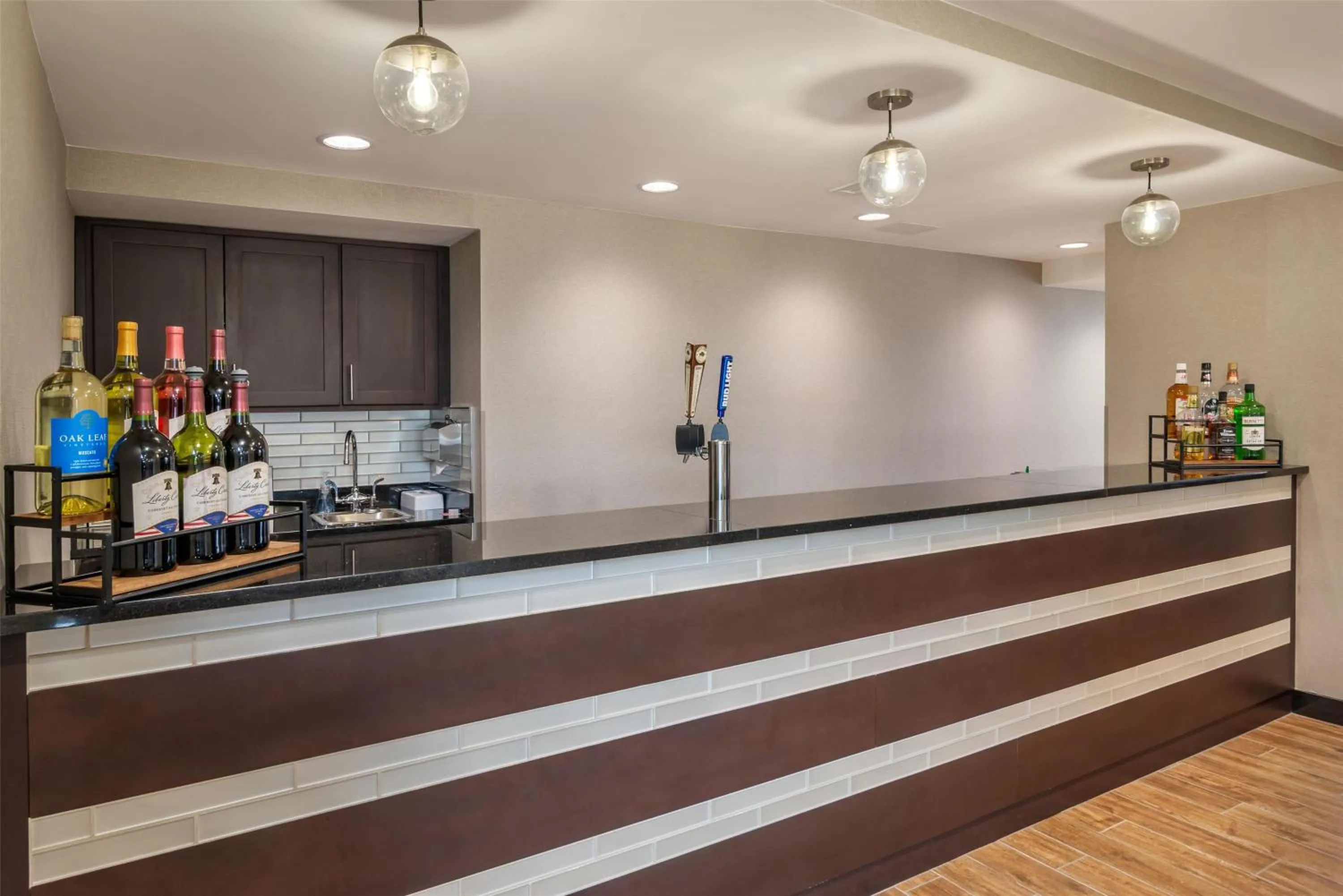 Lounge or bar in Drury Inn & Suites Atlanta Morrow