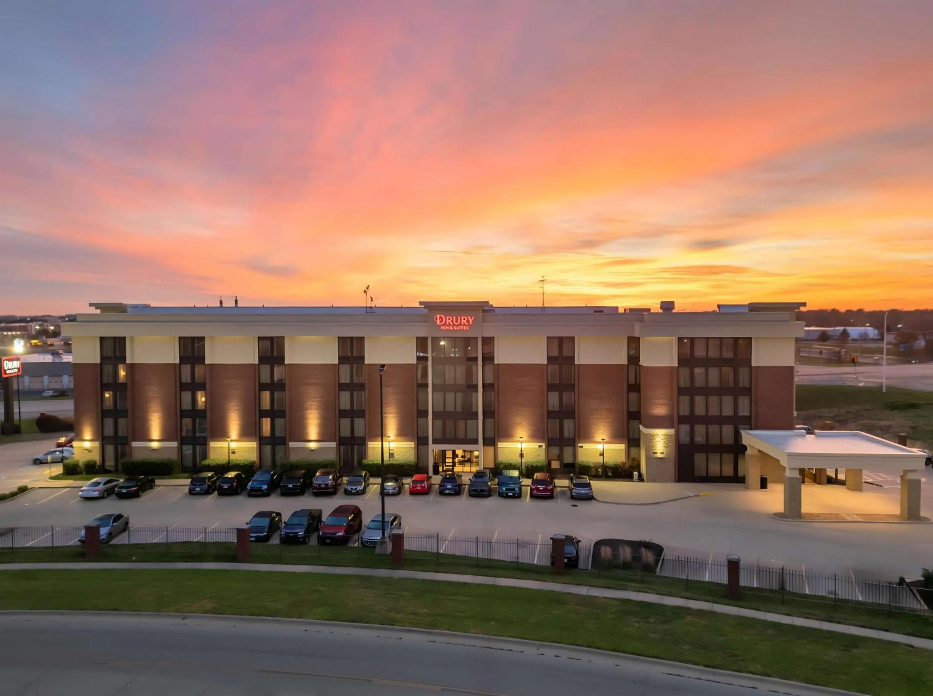Property building in Drury Inn & Suites Champaign