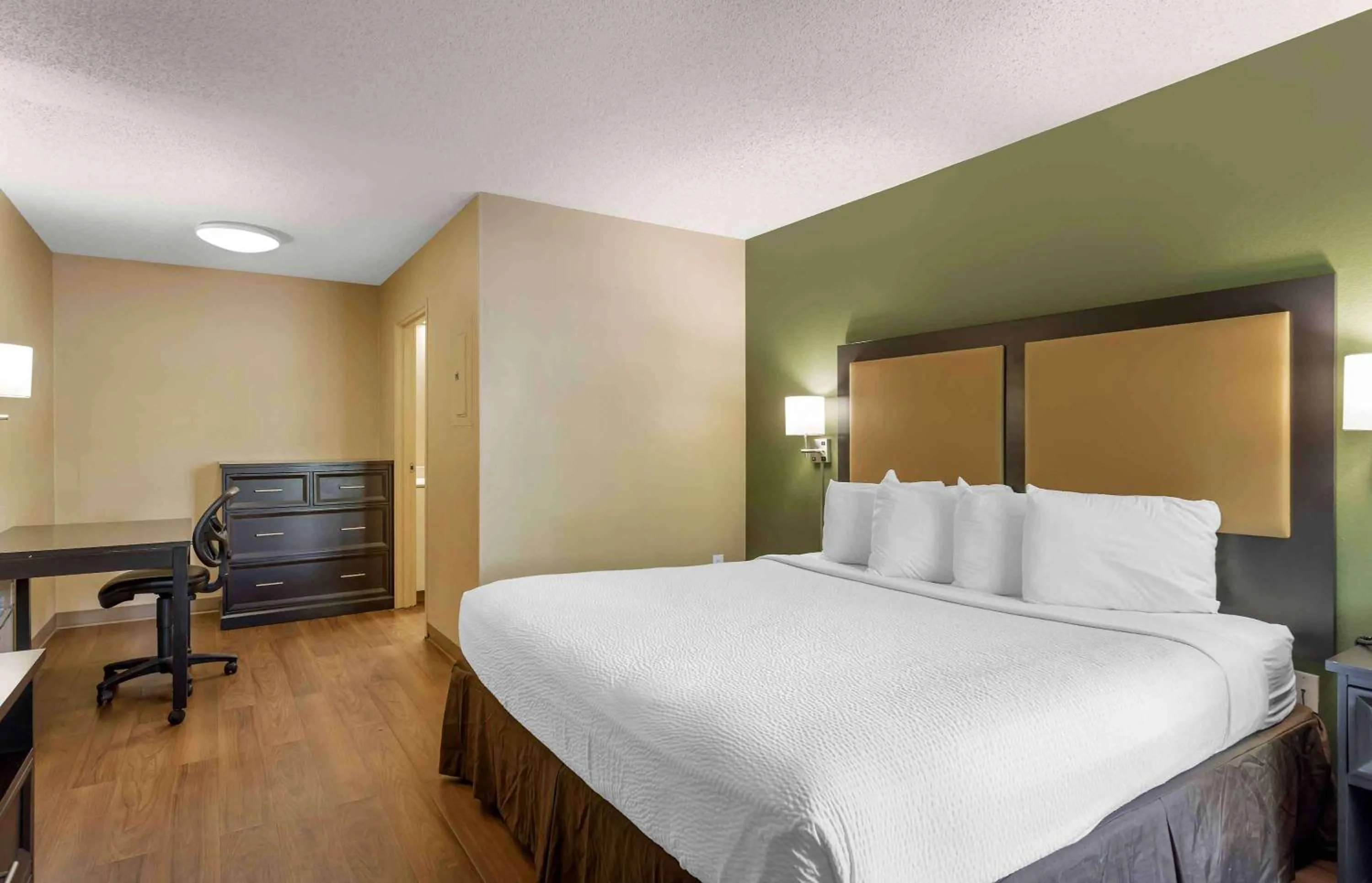 Bedroom, Bed in Extended Stay America Select Suites - Jacksonville - Southside - St Johns Towne Ctr