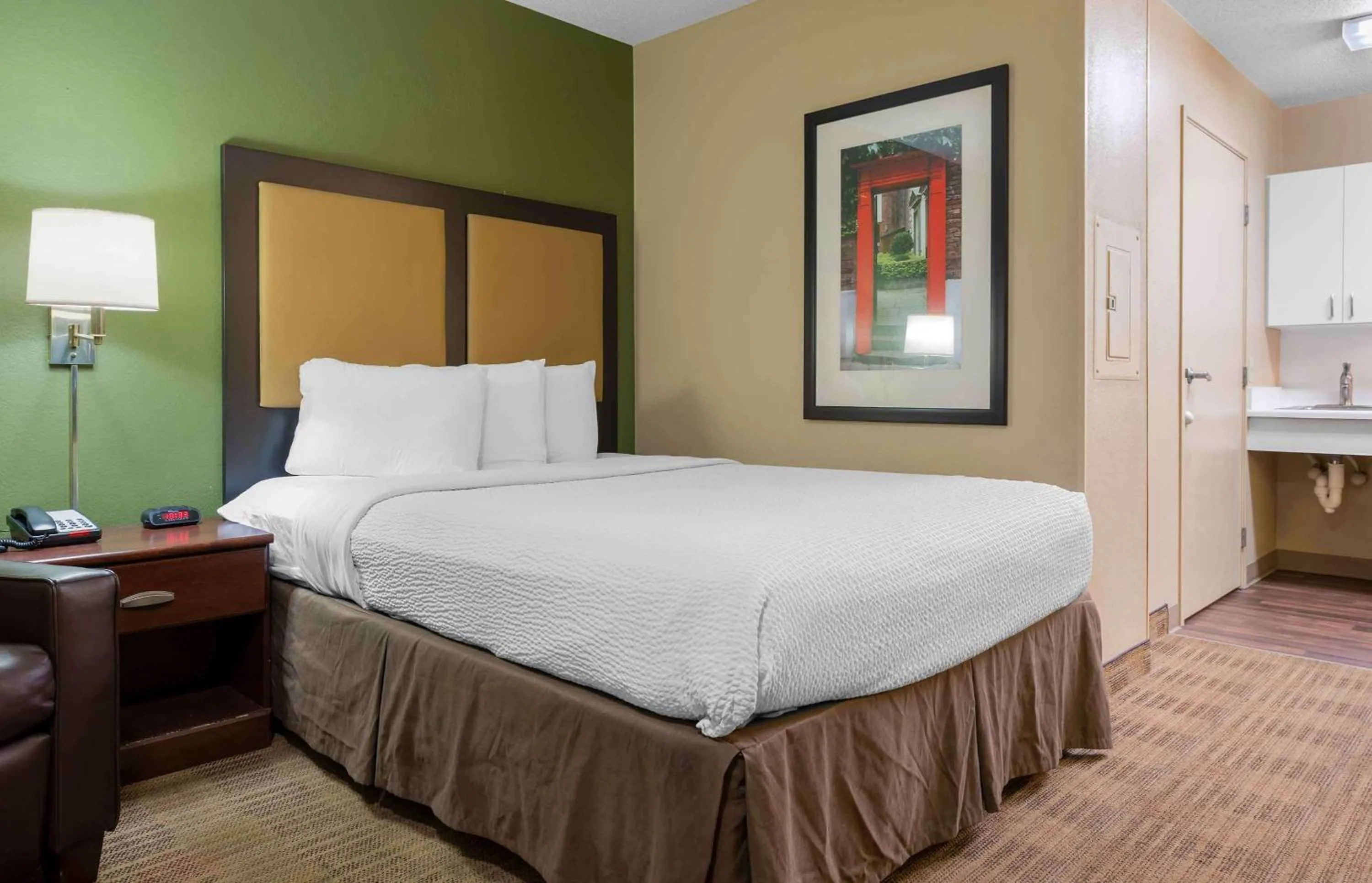 Bedroom, Bed in Extended Stay America Select Suites - Jacksonville - Southside - St Johns Towne Ctr