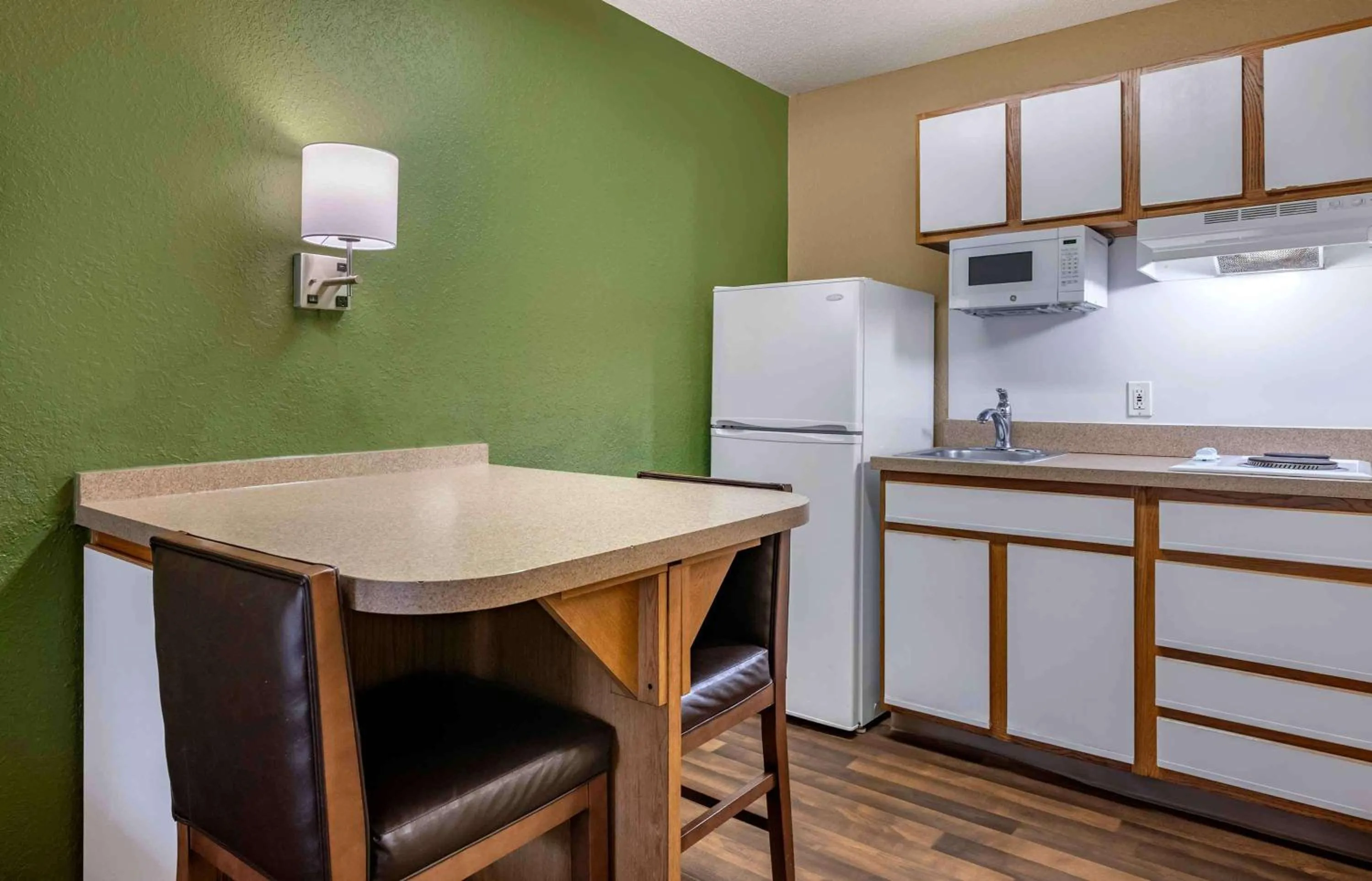 Kitchen or kitchenette in Extended Stay America Select Suites - Jacksonville - Southside - St Johns Towne Ctr