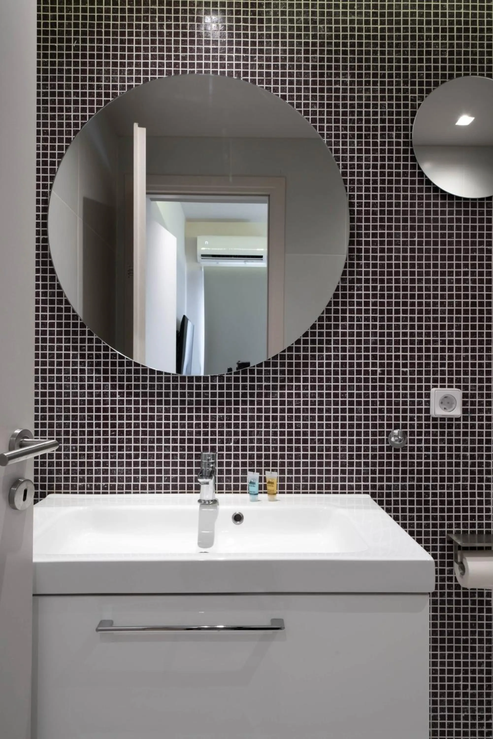 Bathroom in Kolokotroni Lofts Syntagma