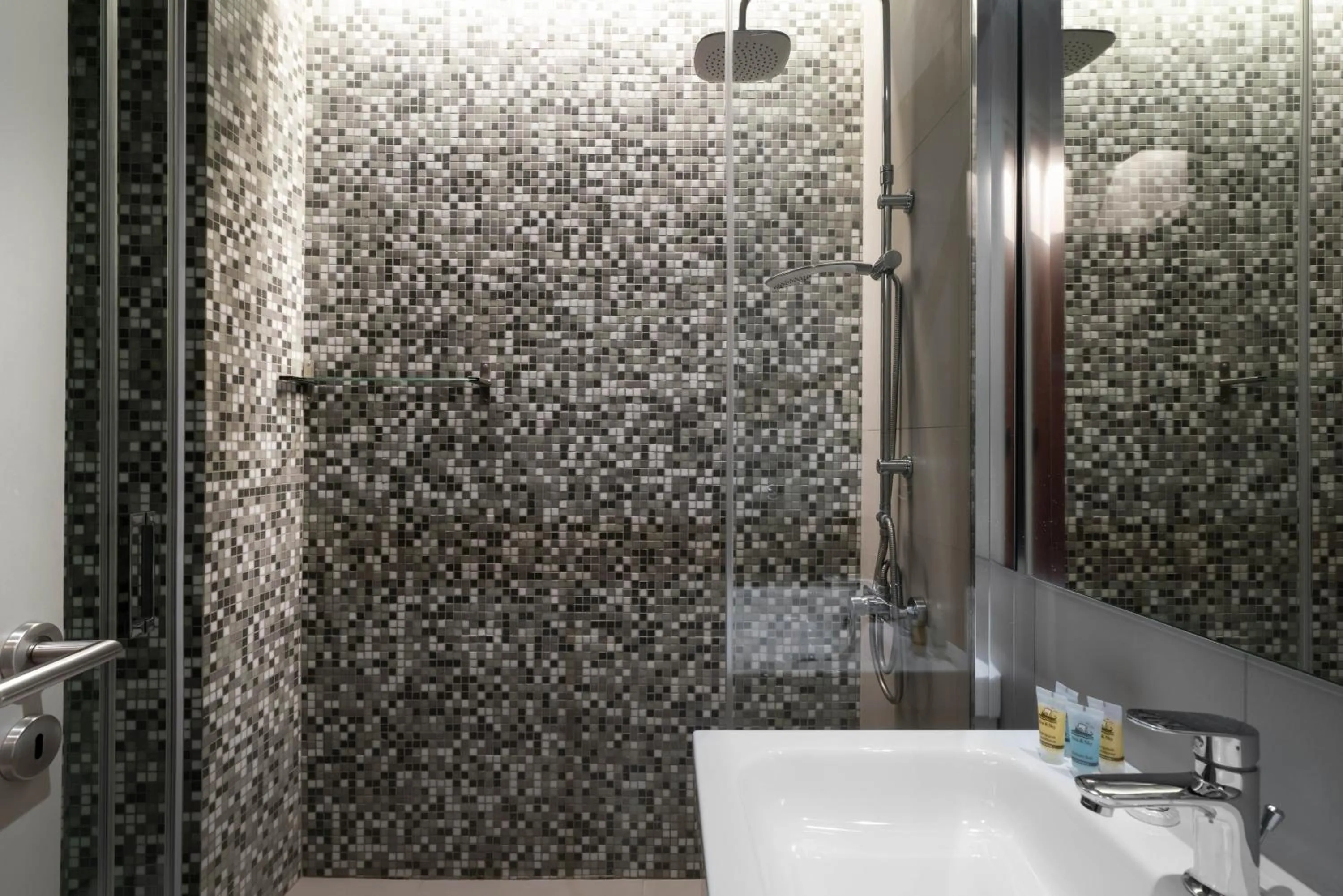 Bathroom in Kolokotroni Lofts Syntagma