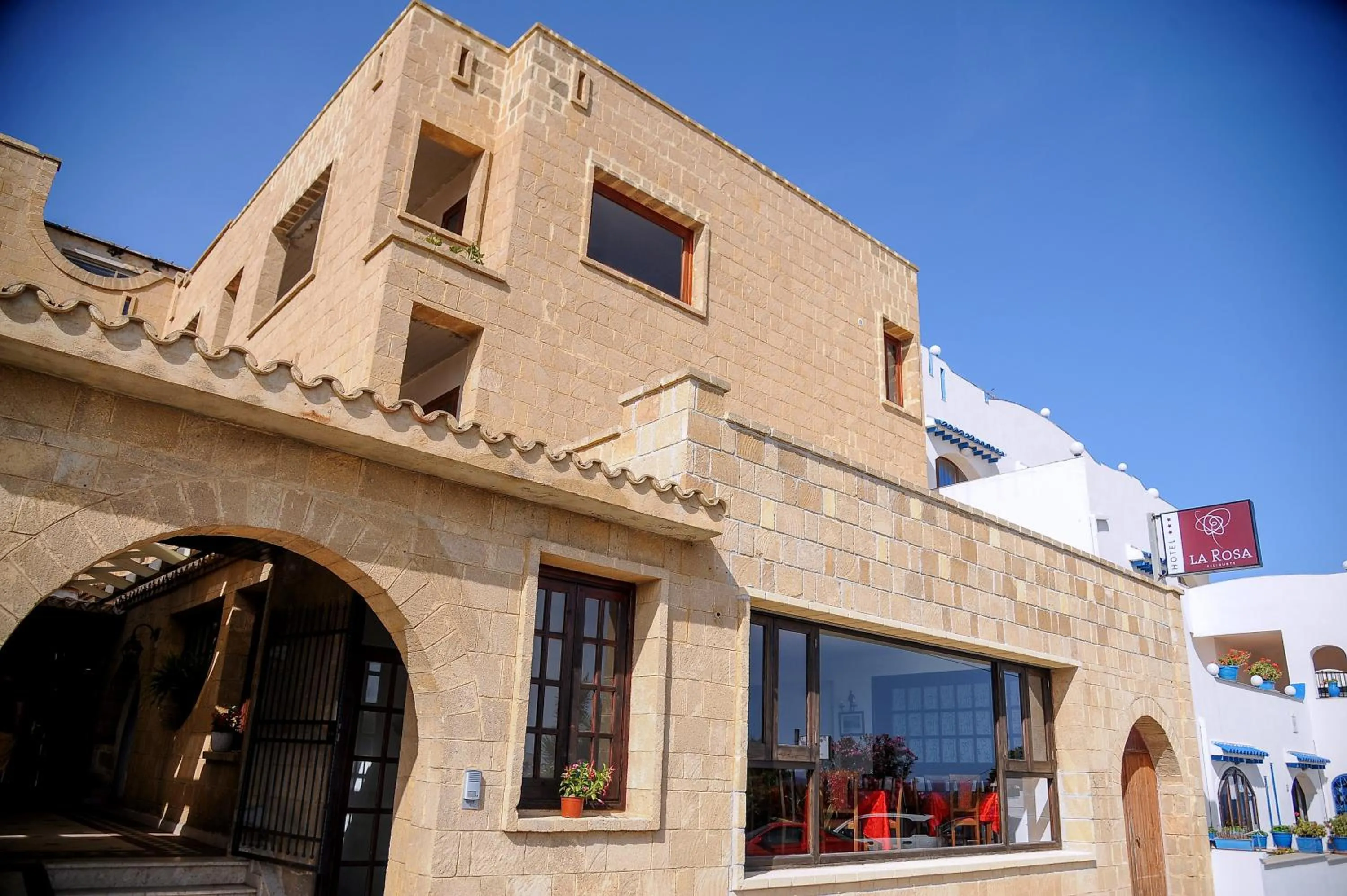 Facade/entrance in La Rosa Hotel - Selinunte