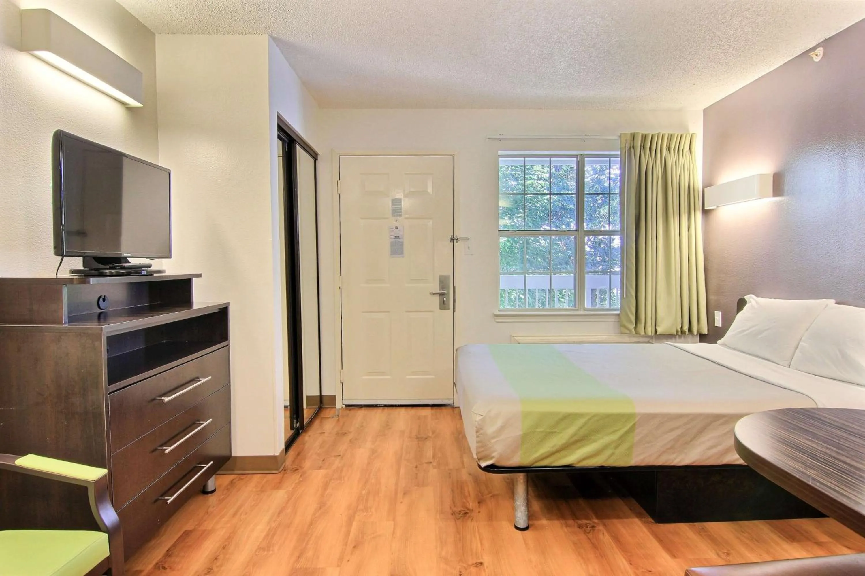 TV and multimedia, Bed in Studio 6-Austin, TX - Northwest