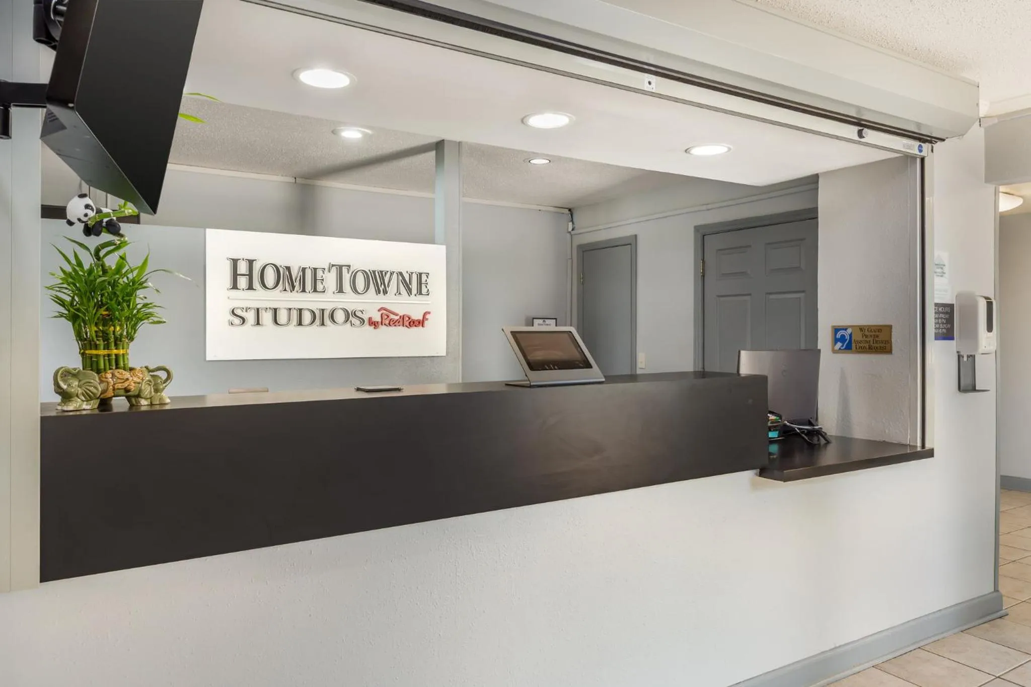 Lobby or reception in HomeTowne Studios & Suites by Red Roof Greensboro