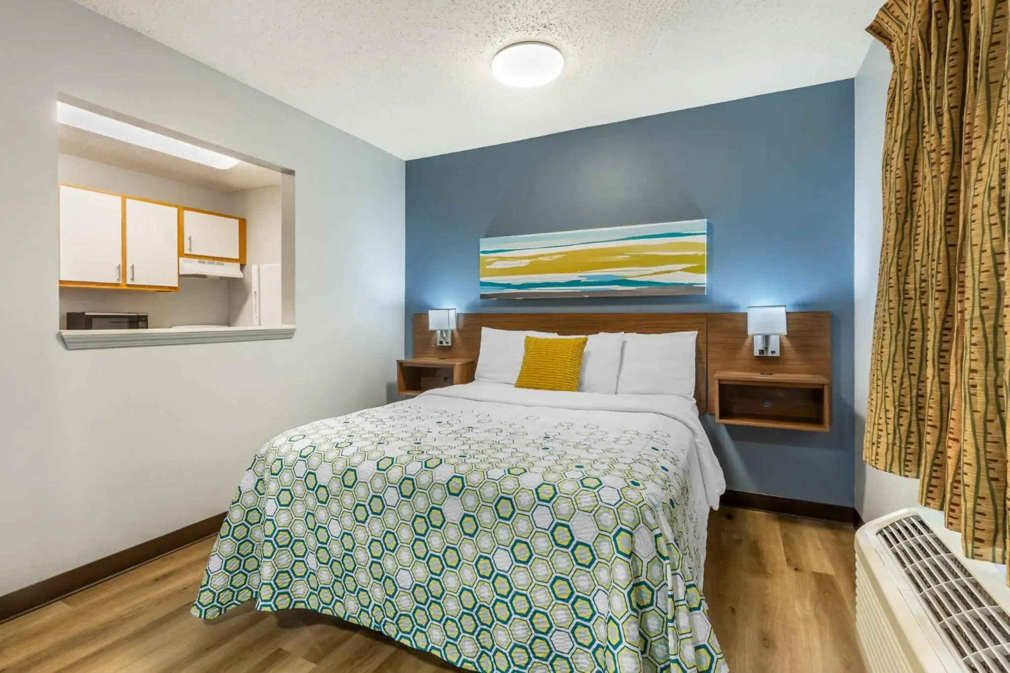 Suite Queen Room Non-Smoking in HomeTowne Studios & Suites by Red Roof Greensboro Suite Queen Room Non-Smoking in HomeTowne Studios & Suites by Red Roof Greensboro