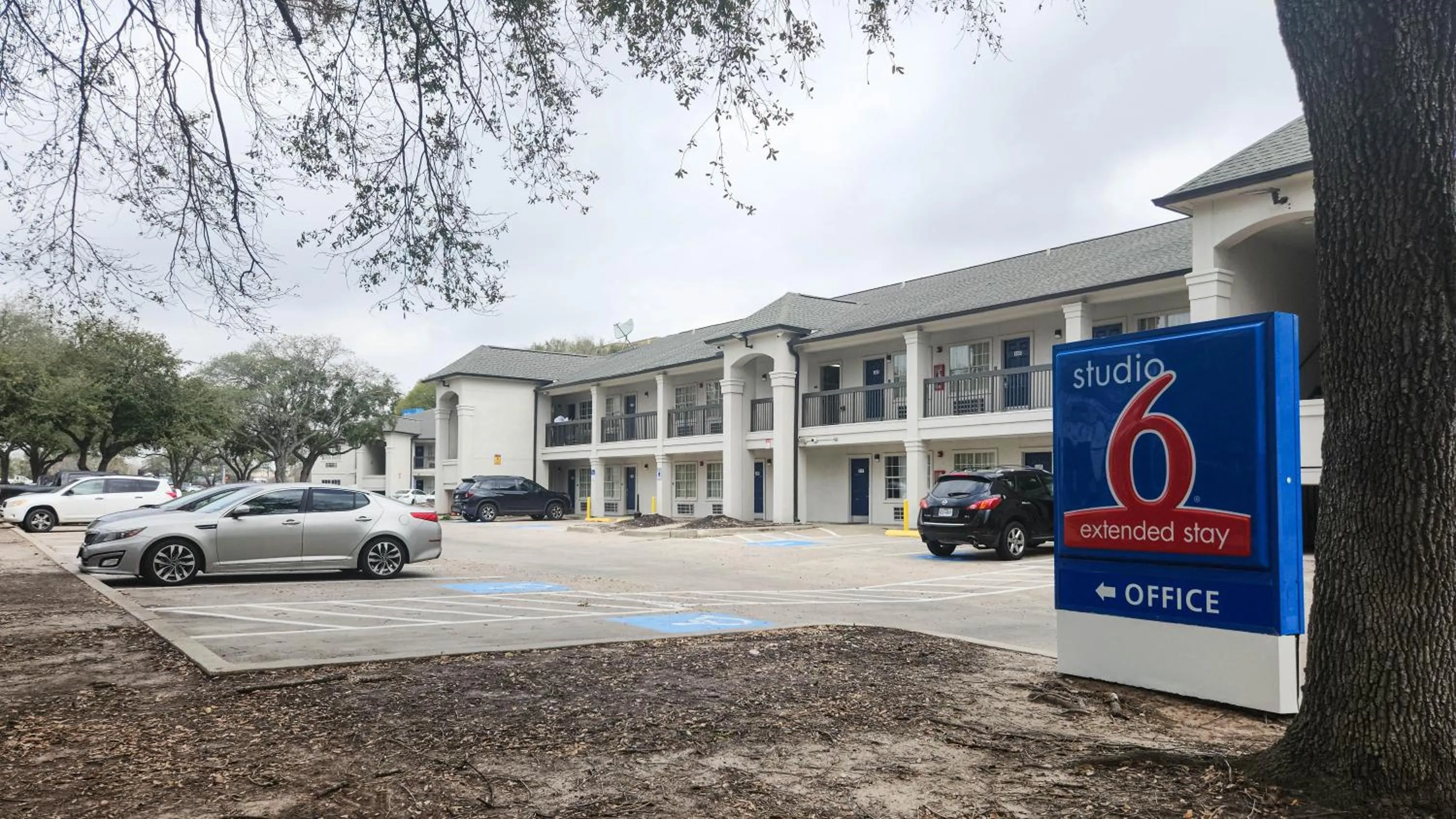 Property building in Studio 6-Houston, TX - Hobby South