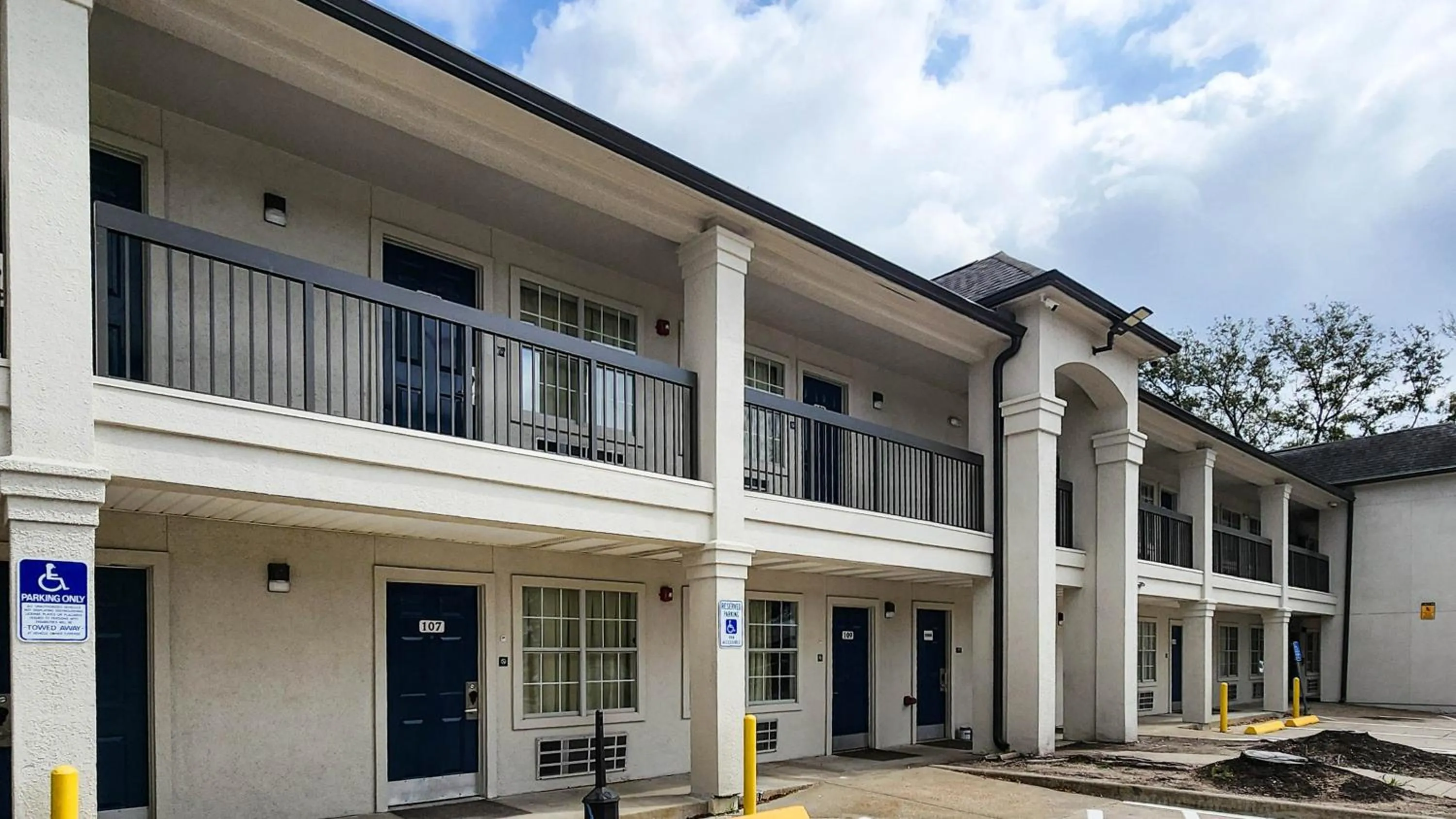 Property building in Studio 6-Houston, TX - Hobby South