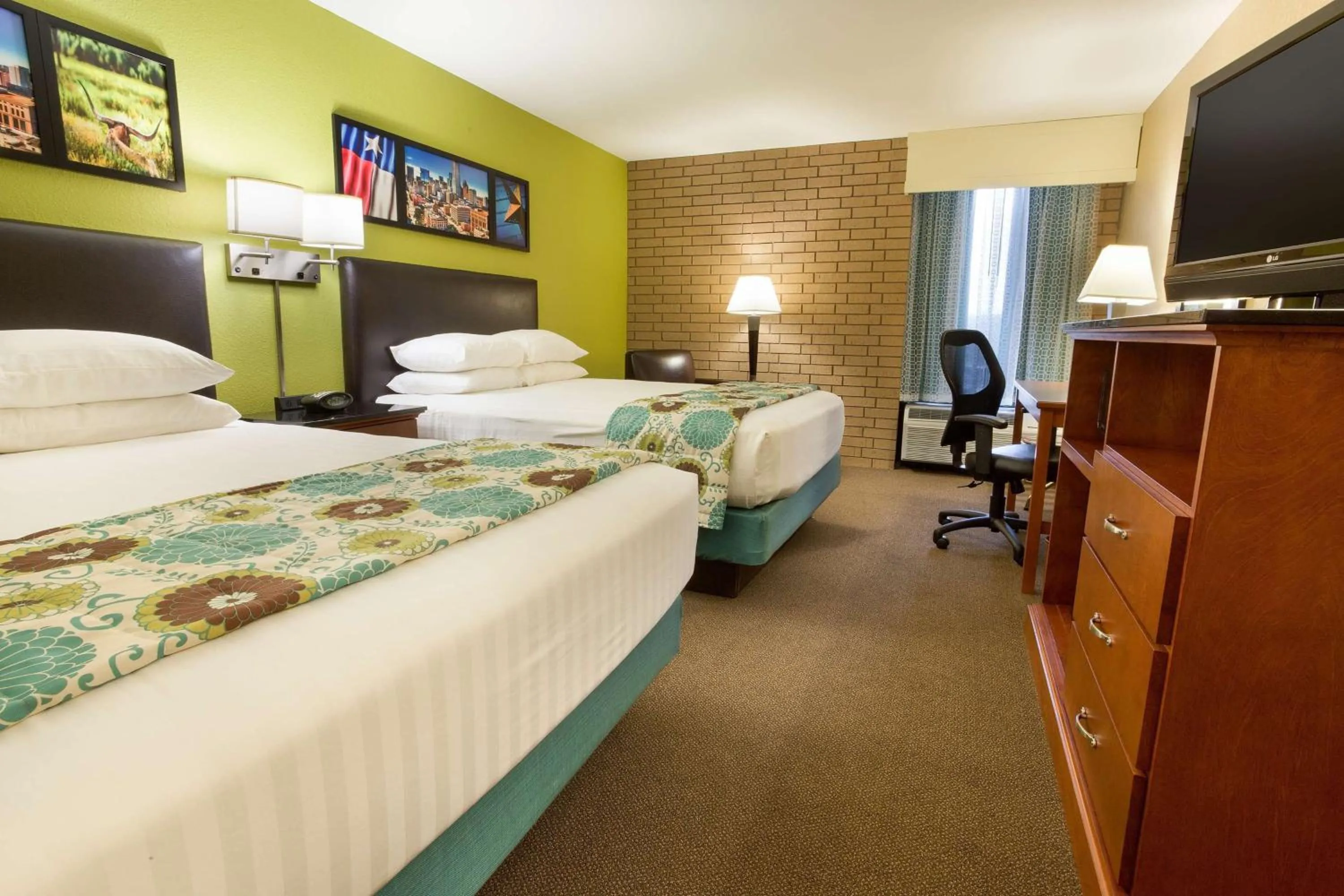 Photo of the whole room, Bed in Drury Inn & Suites Houston Sugar Land