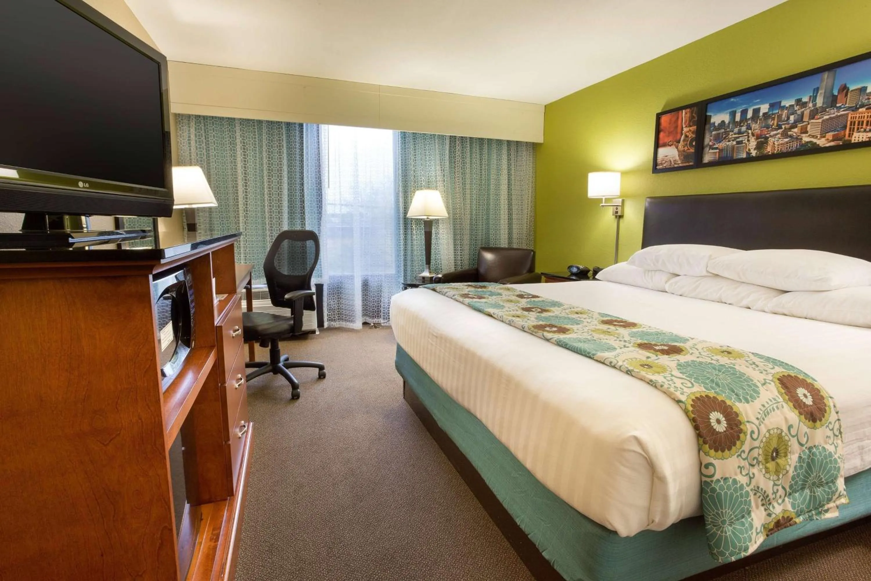 Photo of the whole room, Bed in Drury Inn & Suites Houston Sugar Land